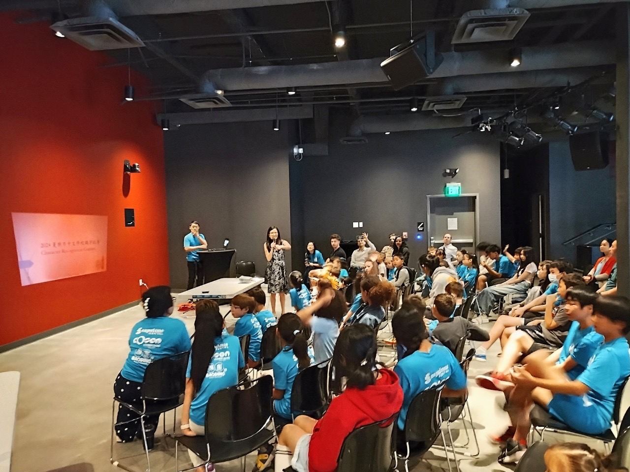 活動由Helen Yang(持麥克風者)主持