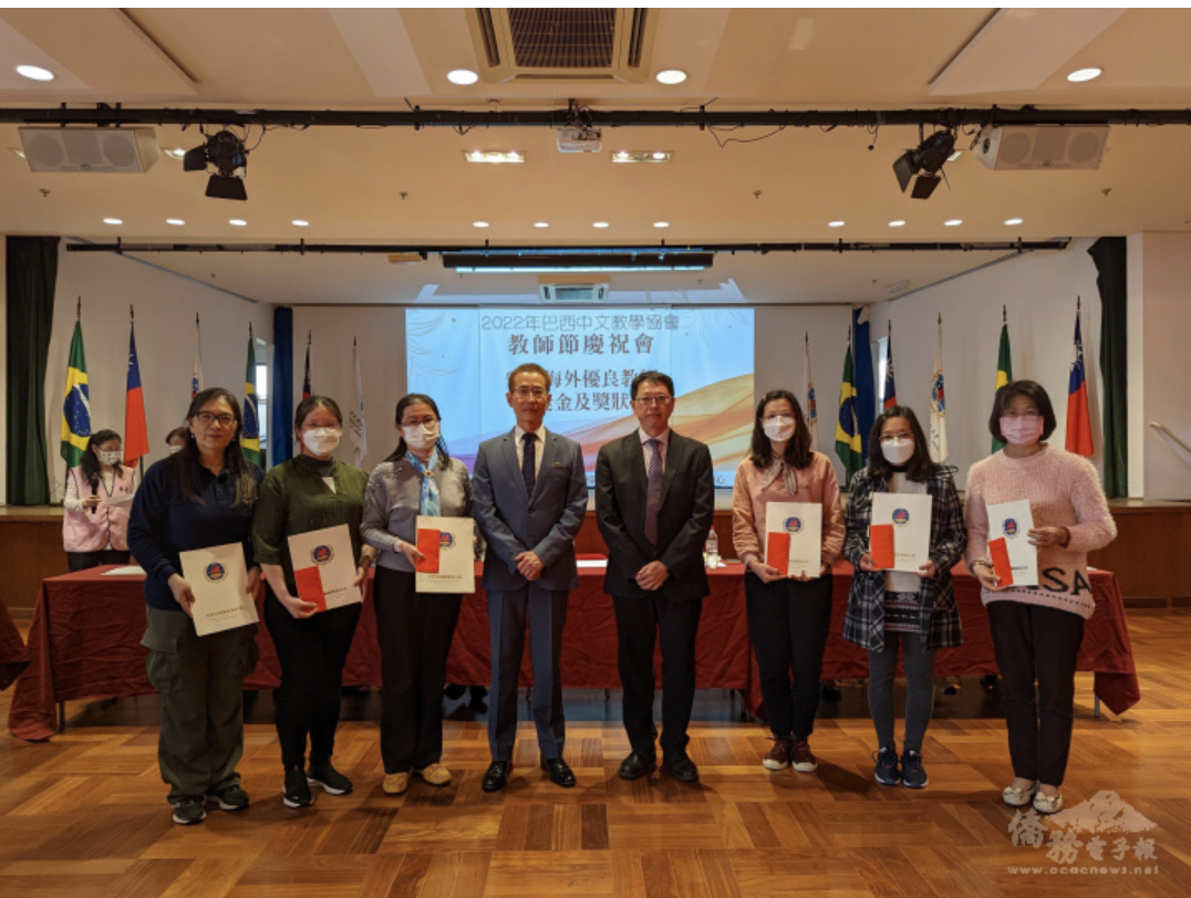 馮光中、張希賢與獲獎教師合影