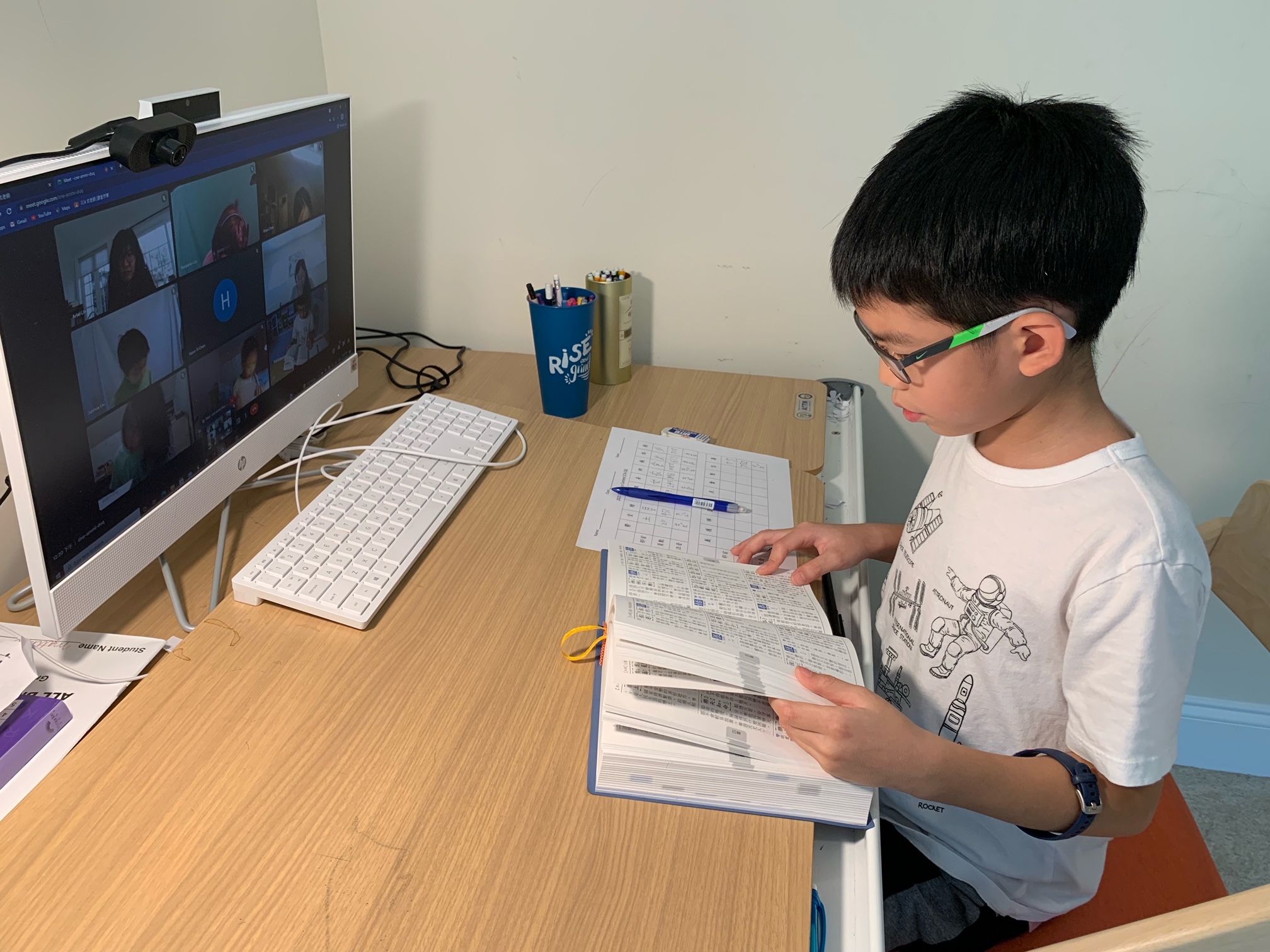 努力翻著字典查找不懂的單字