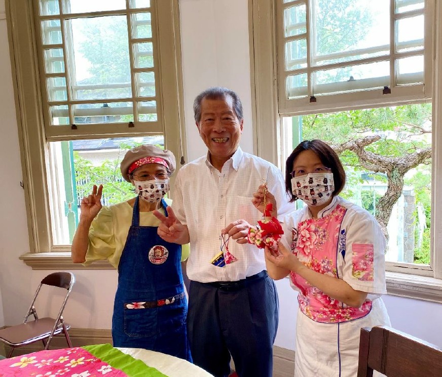 左一：林美莉名譽校長、中間：中華民國留日神戶華僑總會高四代會長、右一：陳洳豔校長