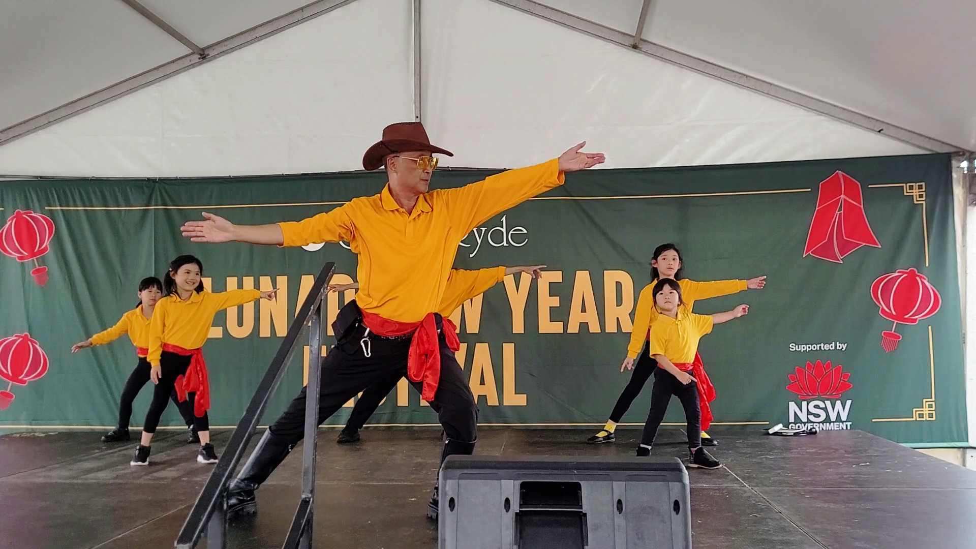 中華文化學校師生表演《大地和風拳》