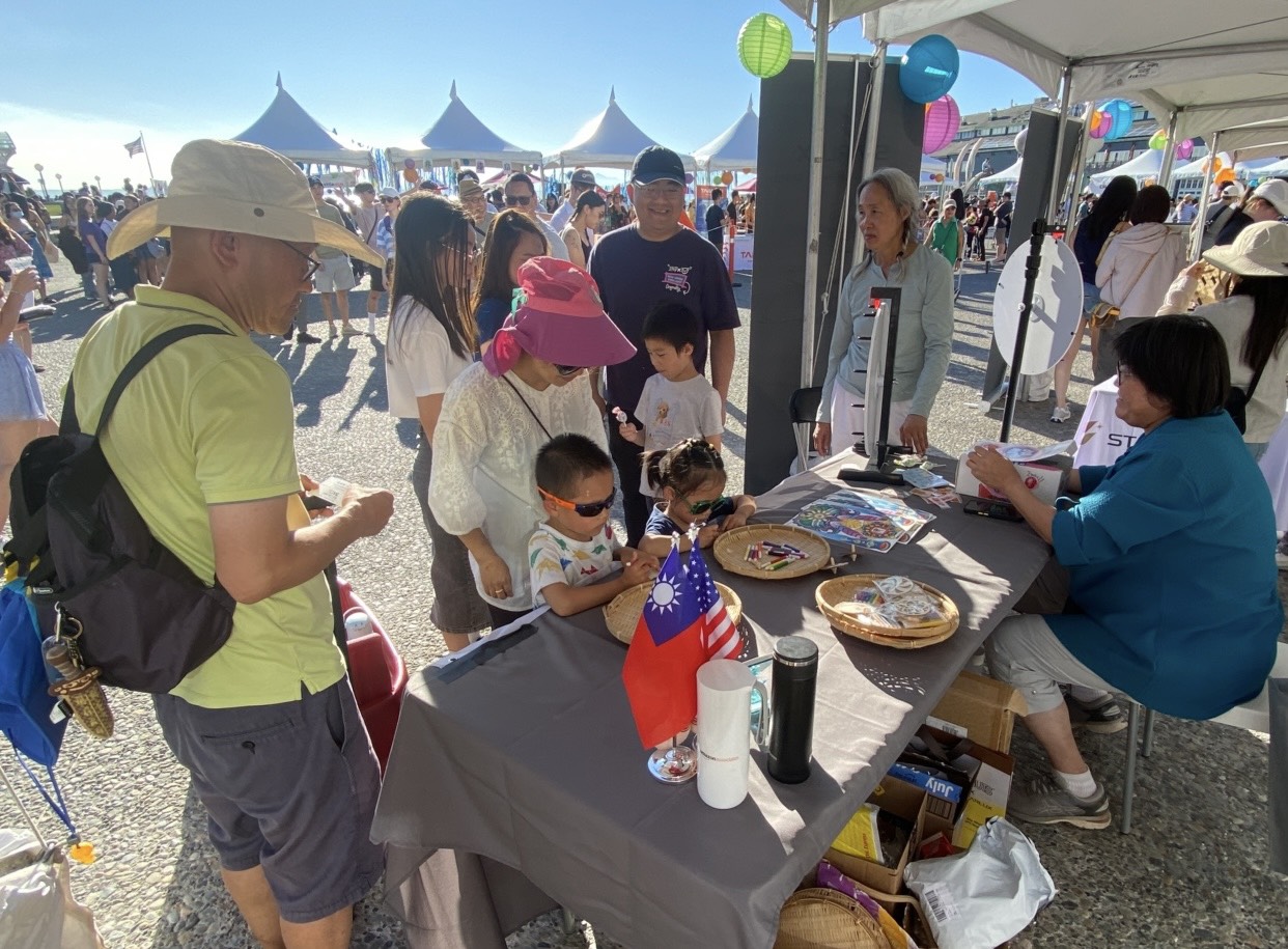 風和日麗吸引西雅圖的民眾攜家帶眷前來參加
