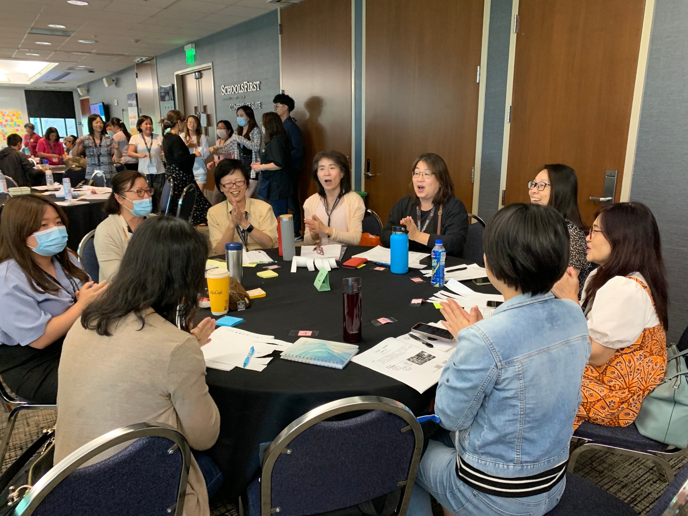 老師們認真上課討論