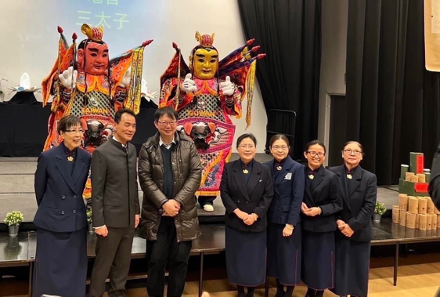 圖1:英國代表處公使(左二)、金融組組長(左三)與慈濟委員們及兩尊三太子合照