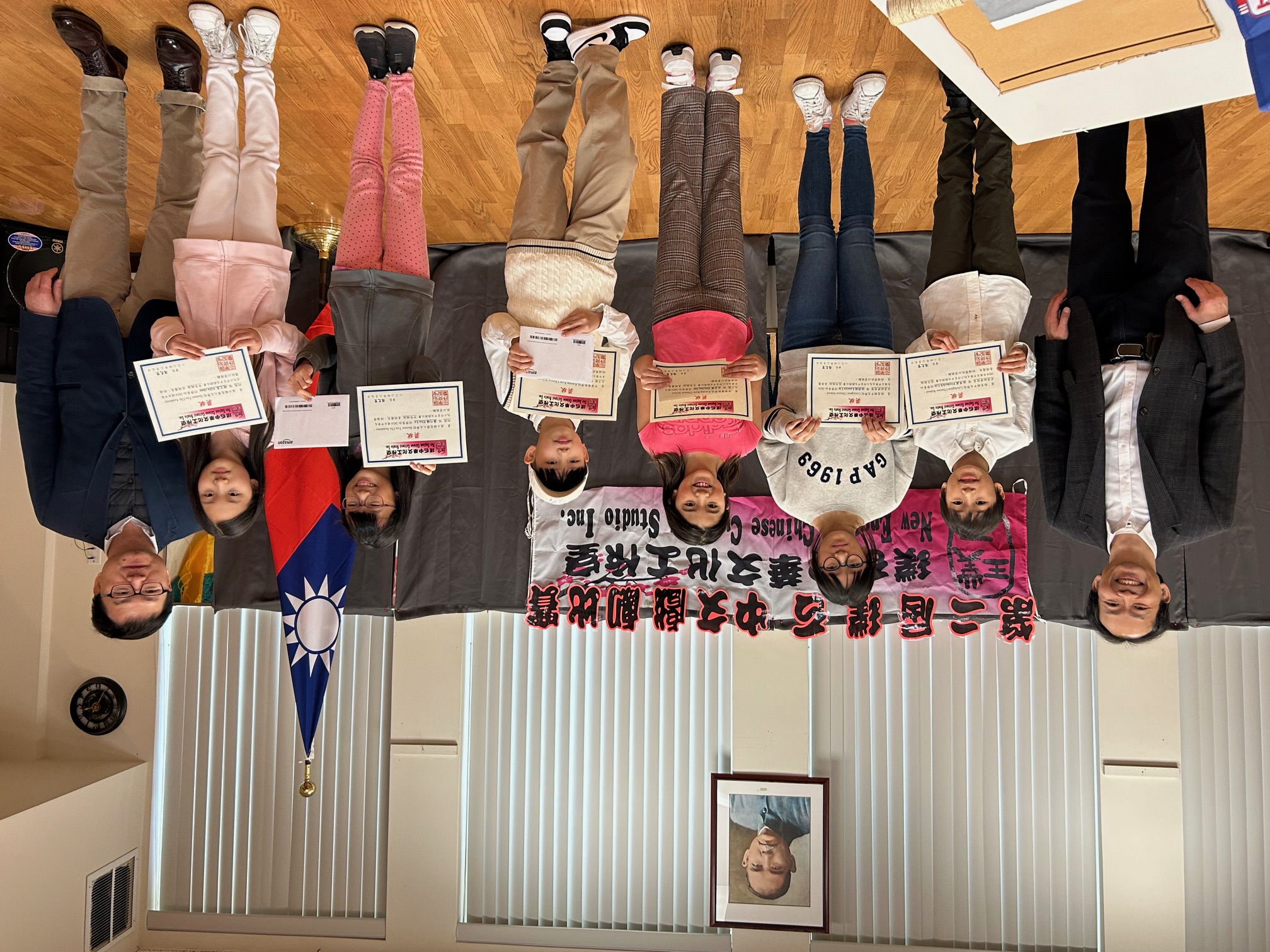 參賽同學與新英格蘭中文學校協會會長黃冠群(左一)，波士頓僑教中心潘昭榮主任(右一)合影