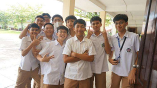 志工們在下課時，與學生們互動、交流