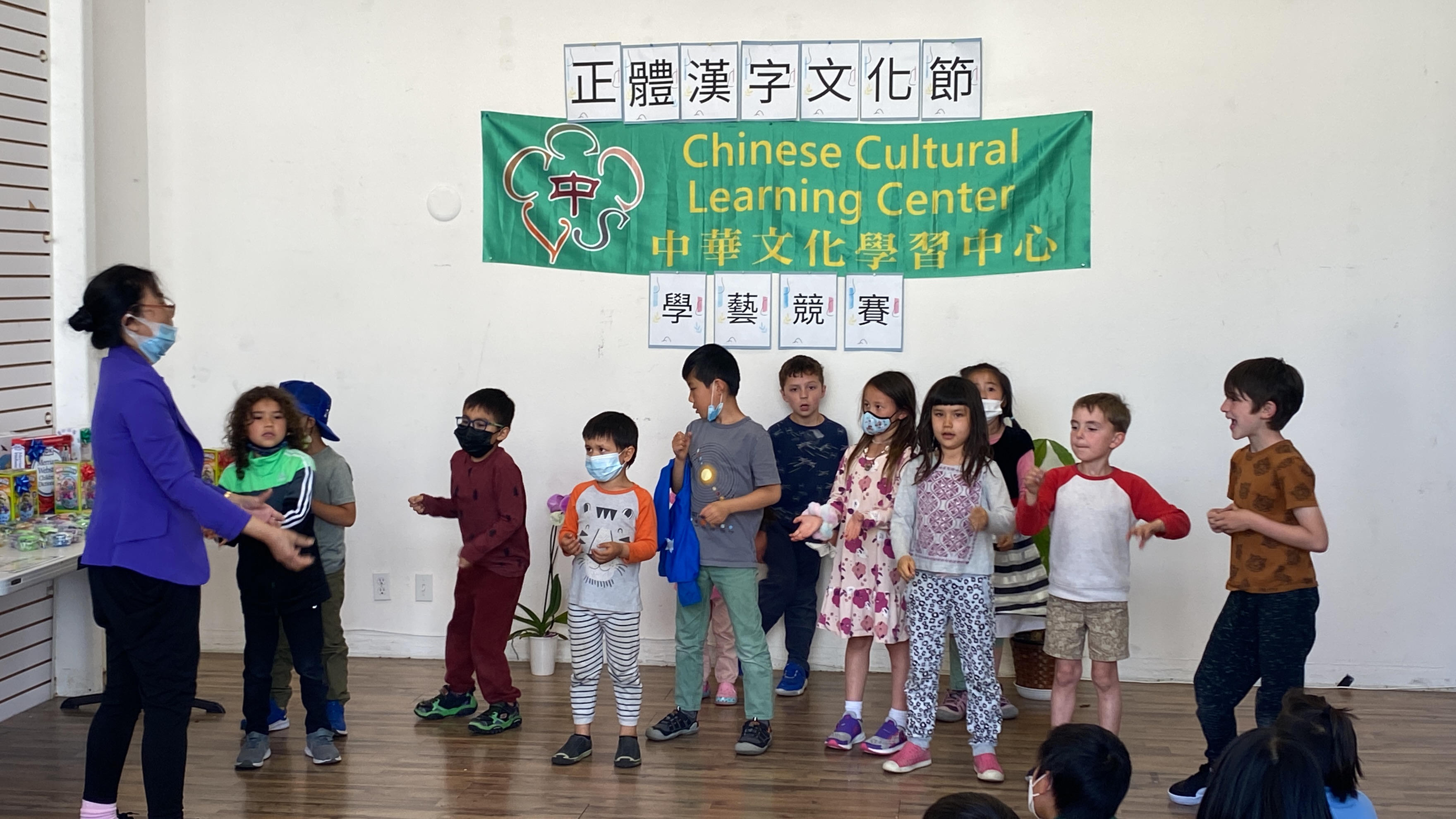 K 班學生唱遊表演給家長看。