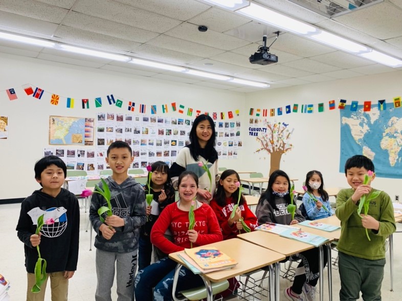 二年級完成認字比賽，並帶著學校準備的鮮花回家，送給媽媽。