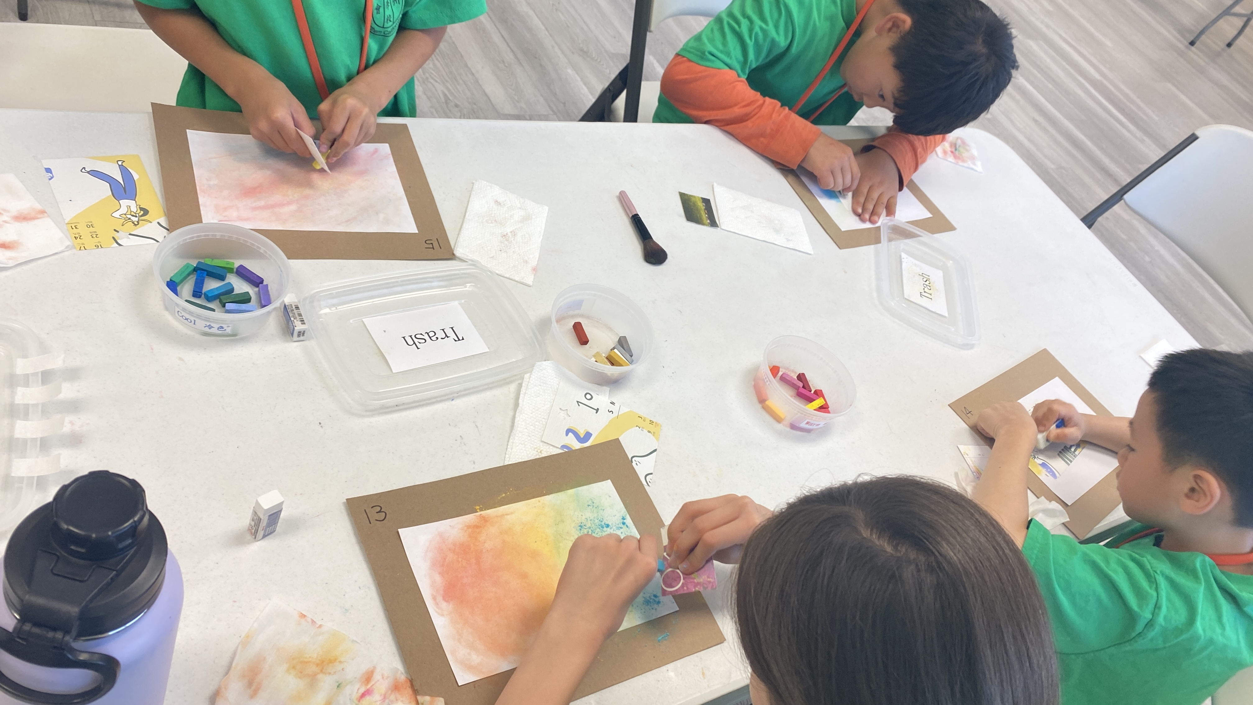 粉彩繪畫，個個聚精會神