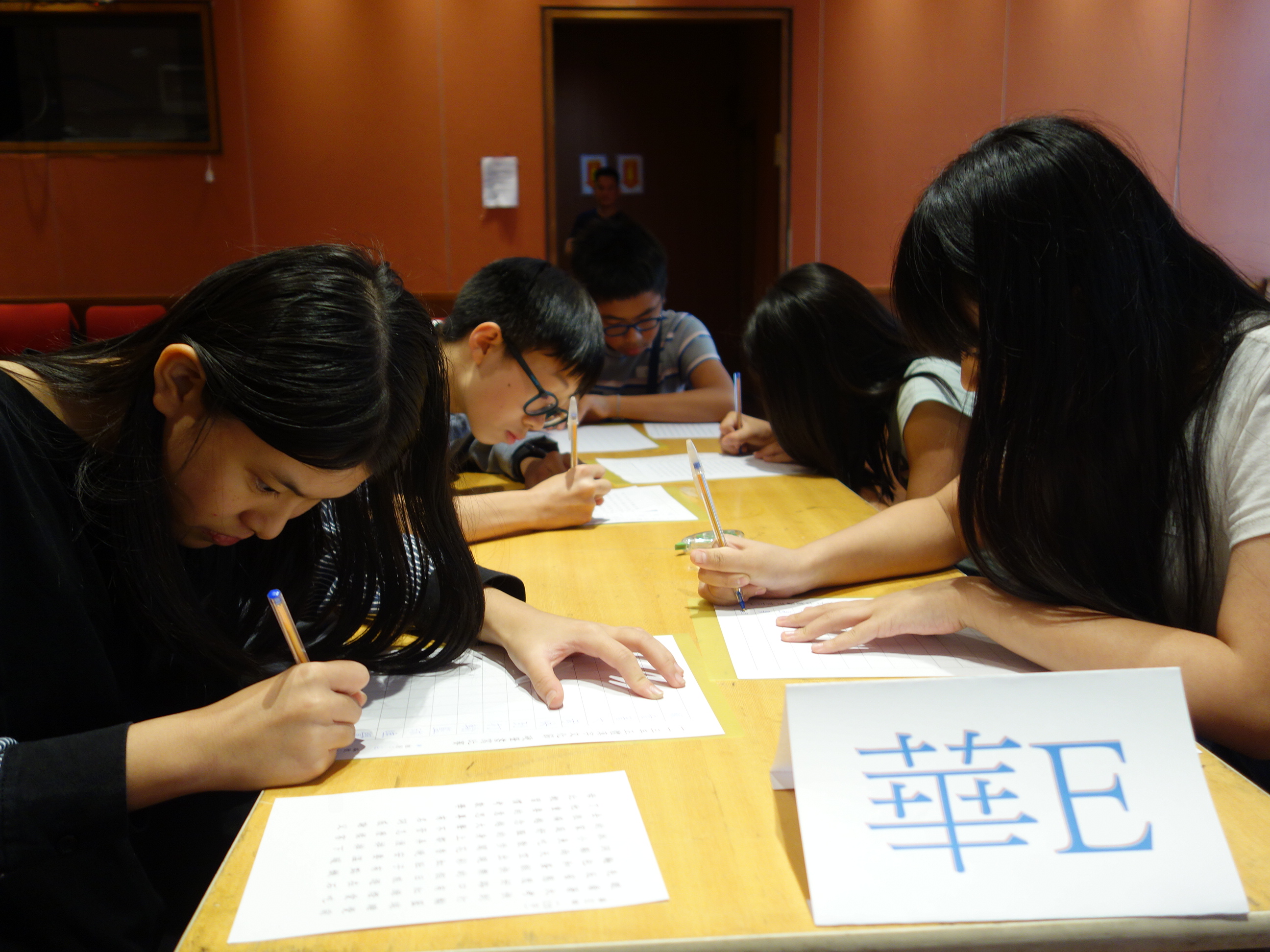 專心書寫的華裔組學生