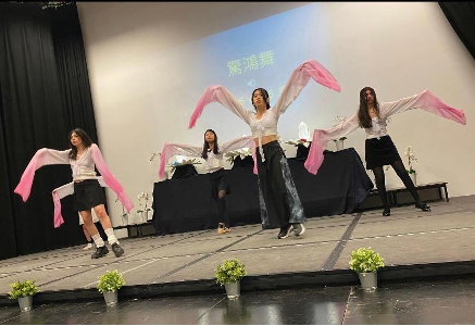 圖3:高年級學生們先以詩歌朗誦，再加上驚鴻(長袖)舞表演