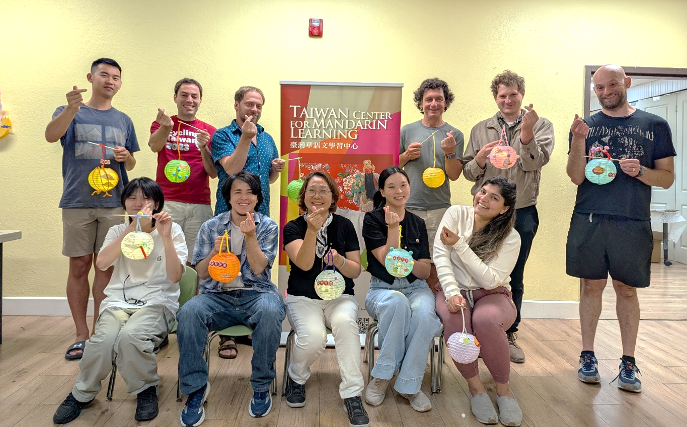 活動結束後，學員與新朋友開心合影，留下美好回憶。