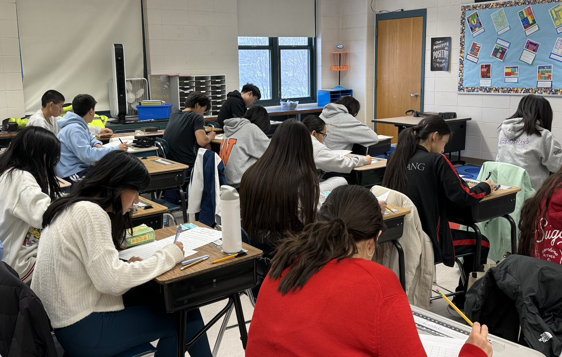 學生們心無旁騖、全神貫注的寫作。