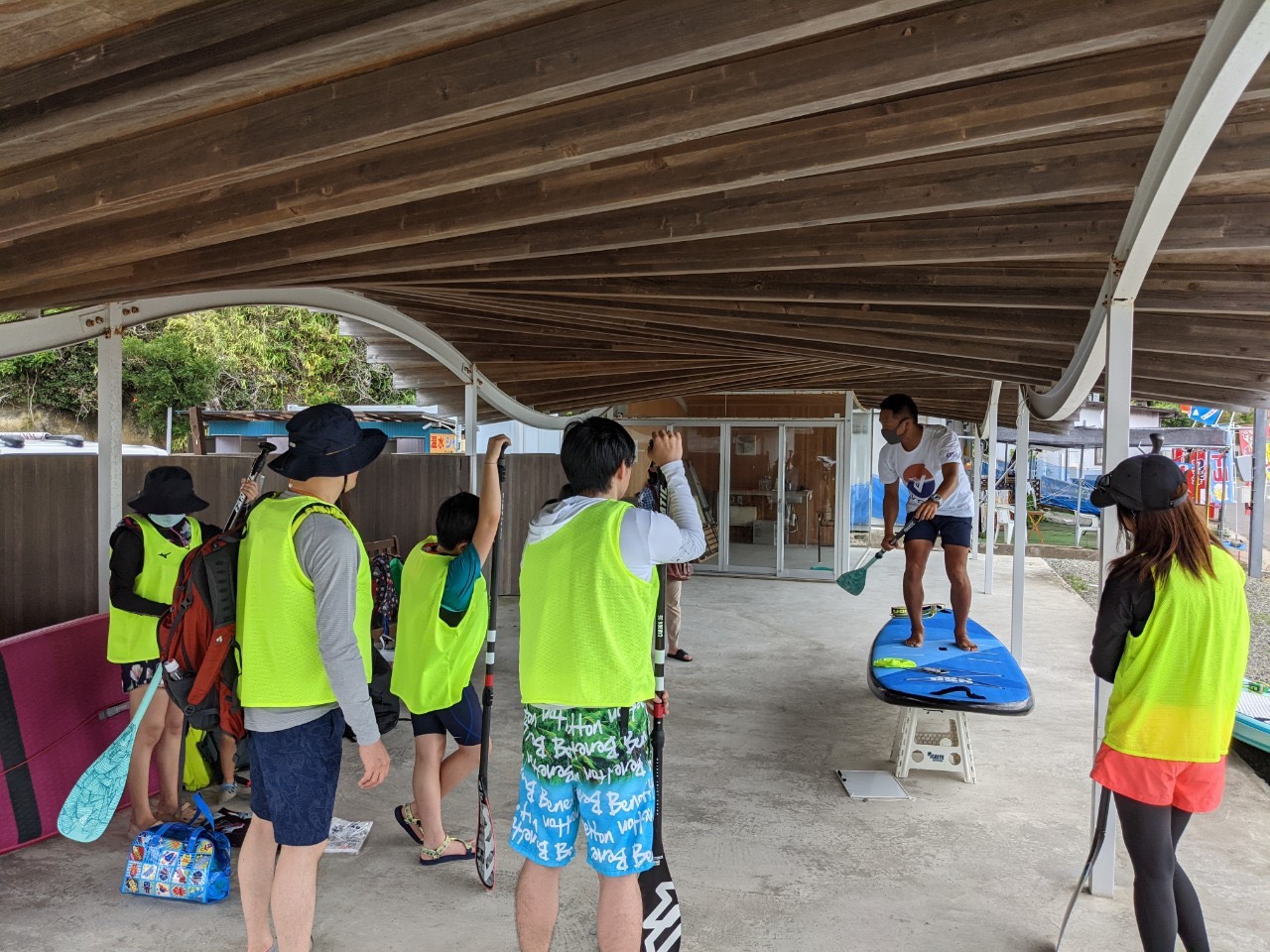 教練講解划槳技巧。