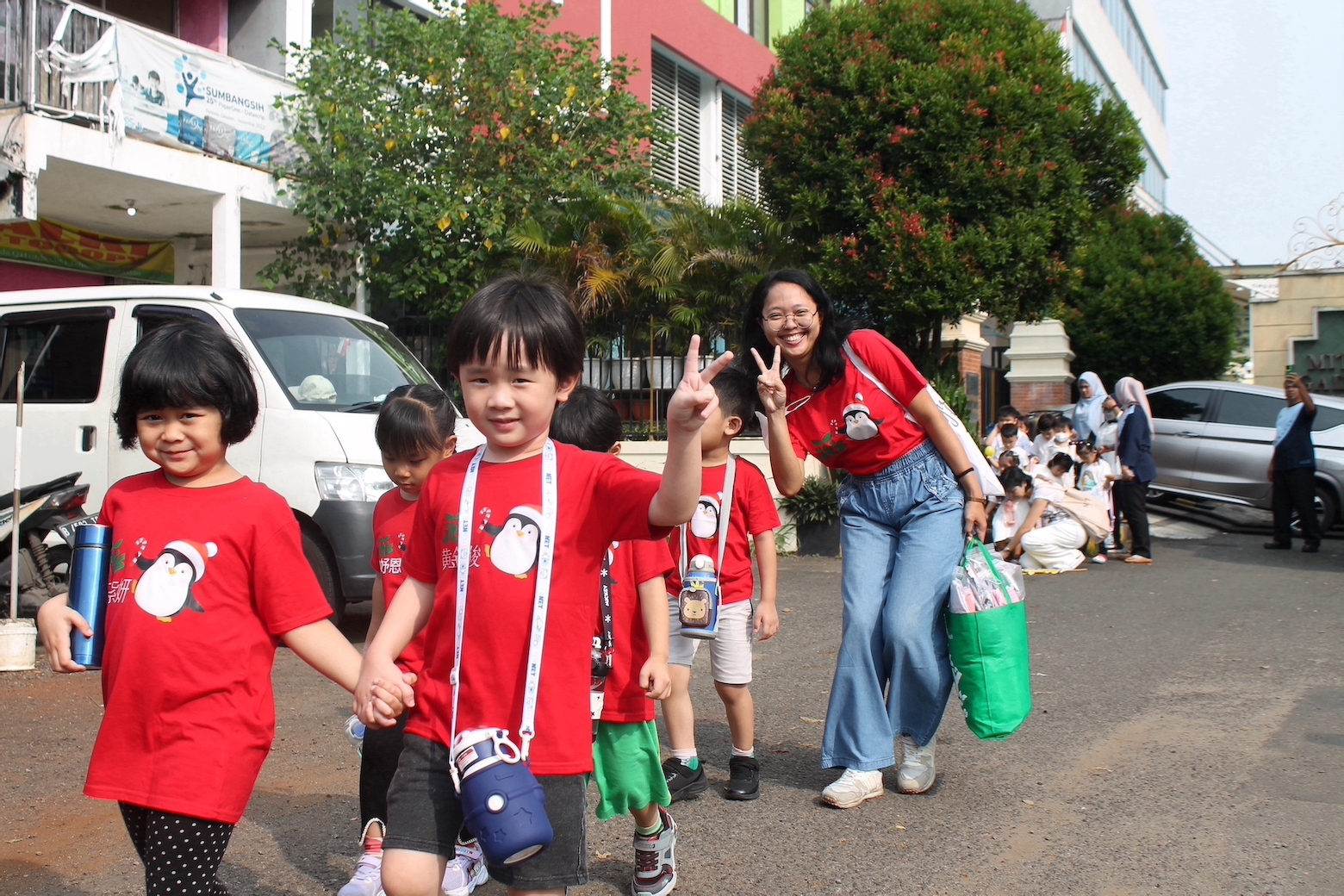 老師帶領幼生至校本部準備參加母親節活動