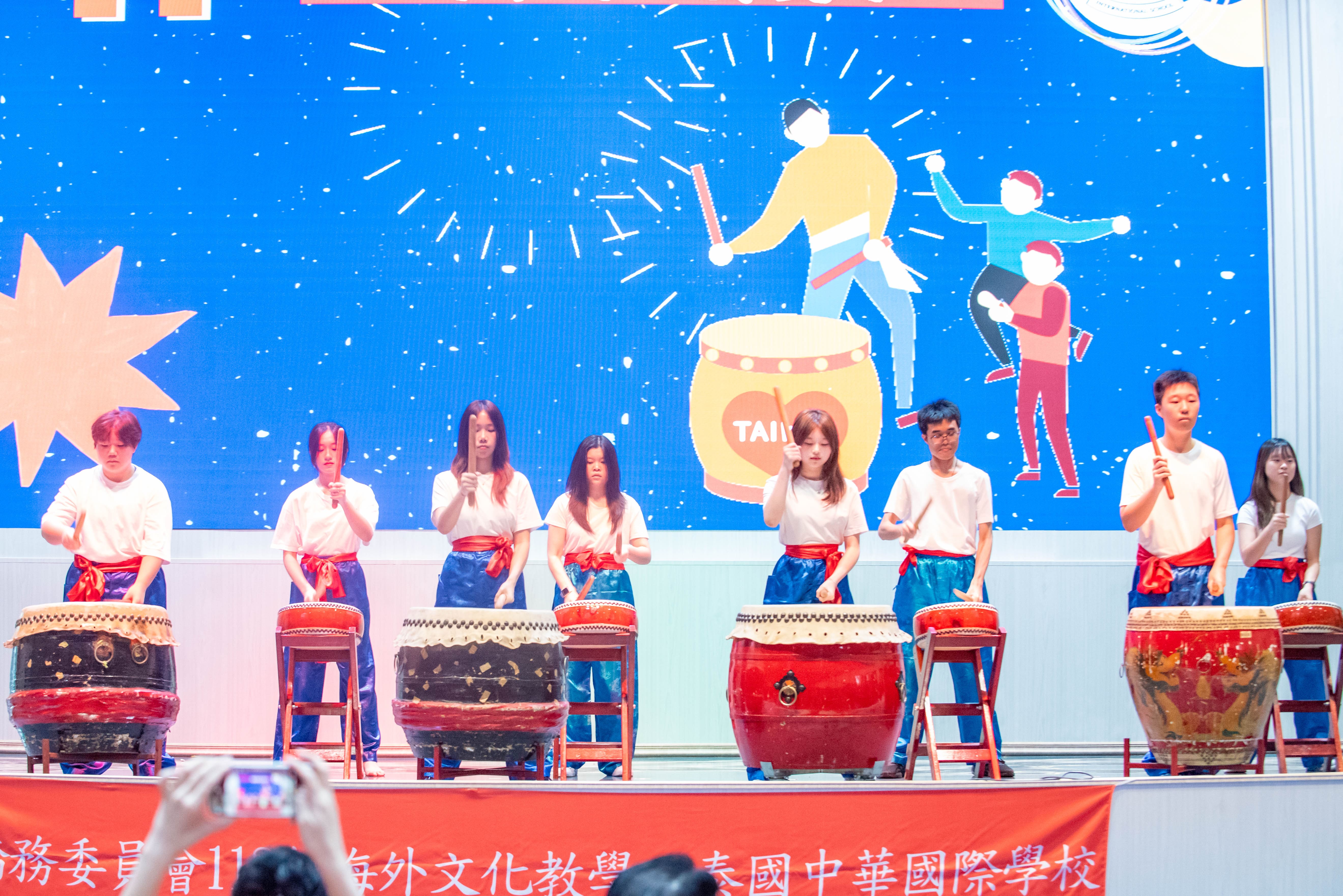 謝忠安主任指導FASCA曼谷會學員表演(鼓聲震天慶雙十)