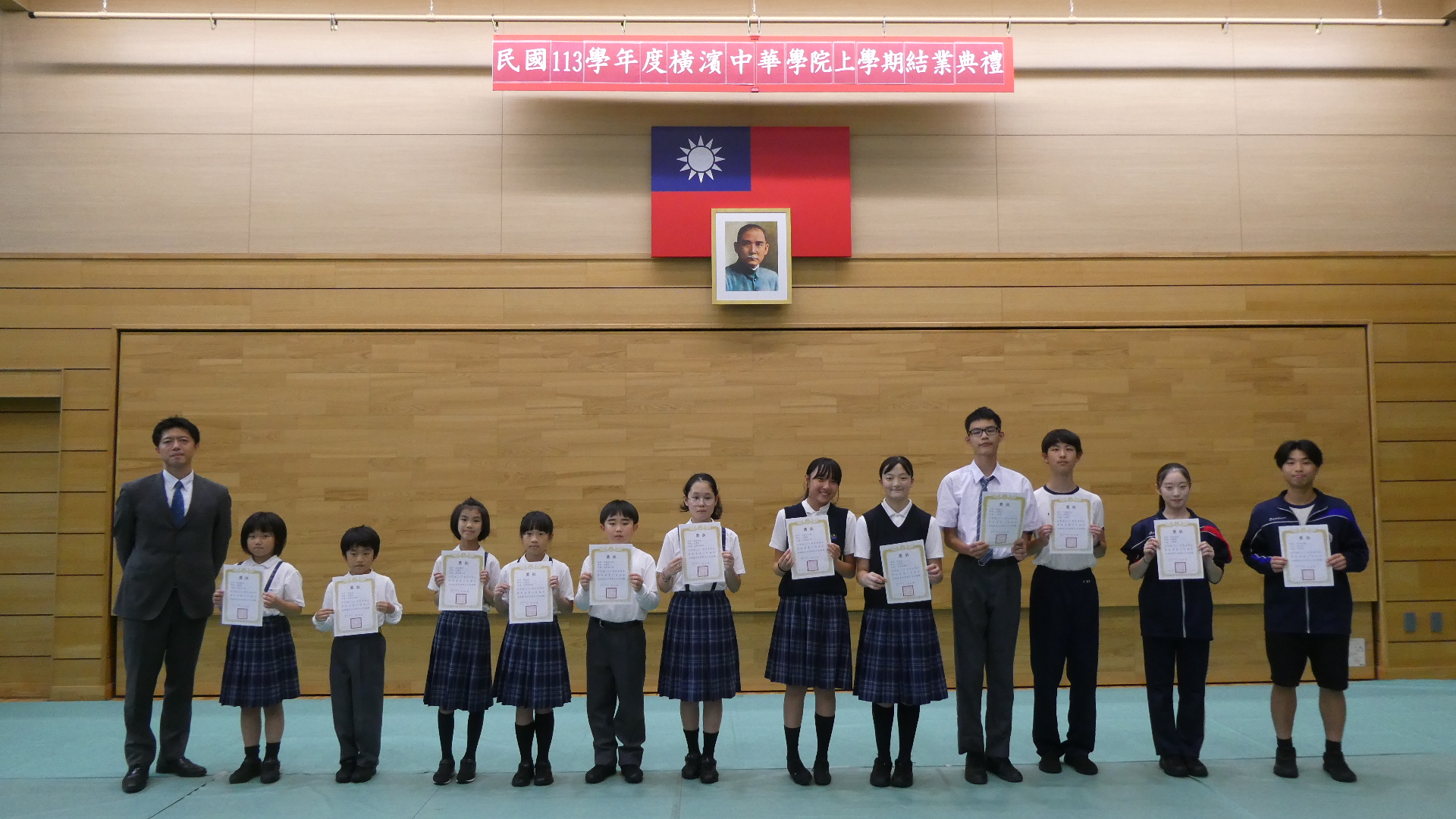 校長與讀書心得優勝學生合影