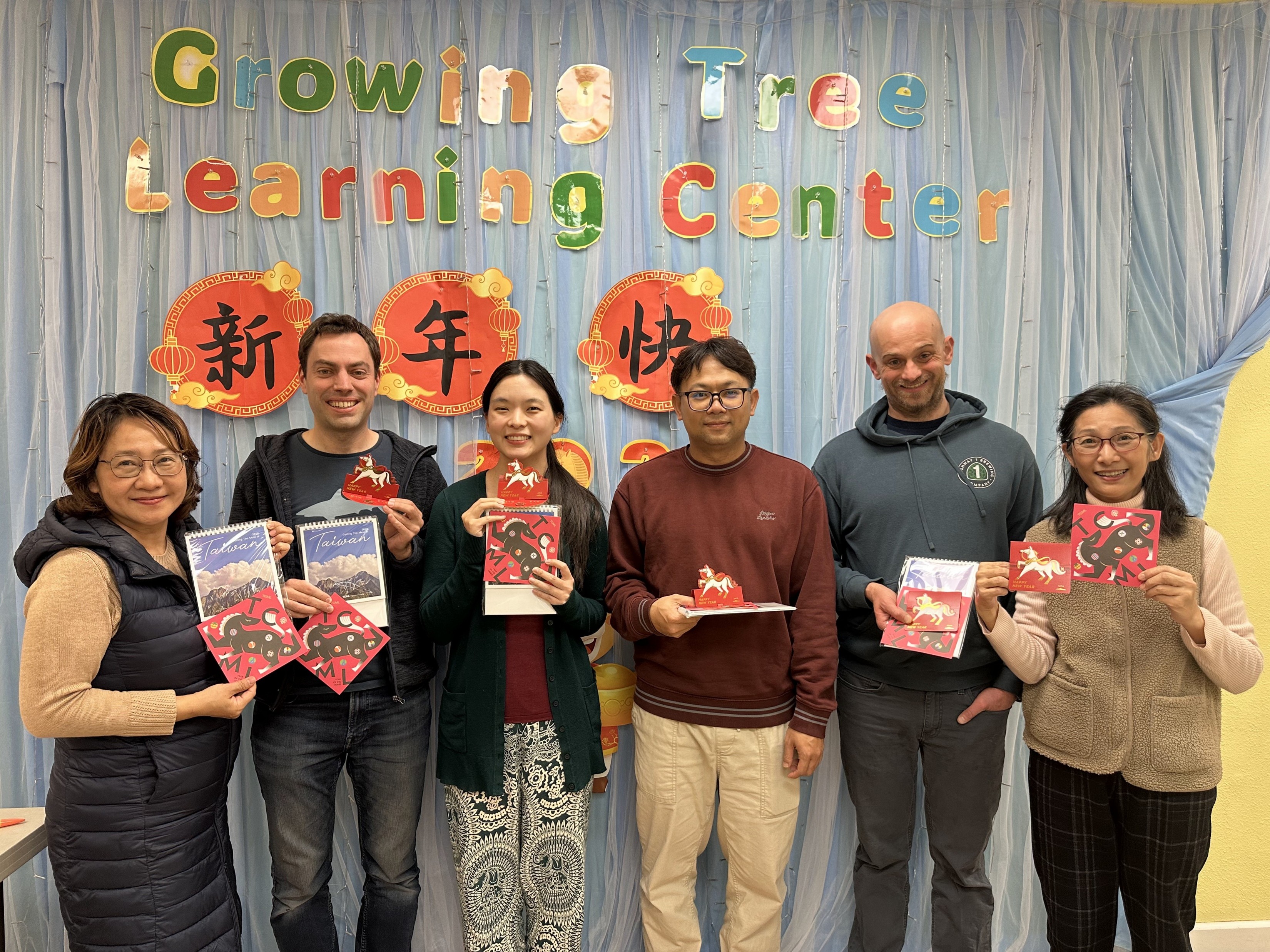 春節期間，學員們開心領取僑委會致贈的桌曆、春聯與福袋，感受滿滿的新年祝福。