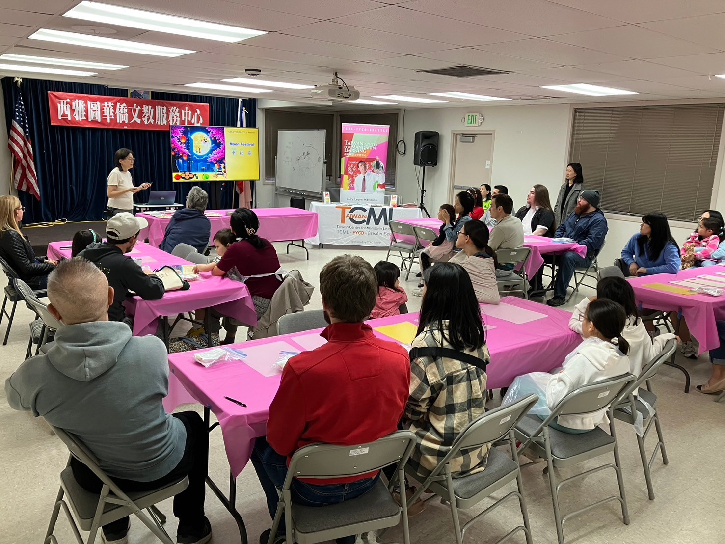 大家聆聽TCML-FYCD-Seattle林怡君副校長主講中秋節文化和冰皮月餅的製作。