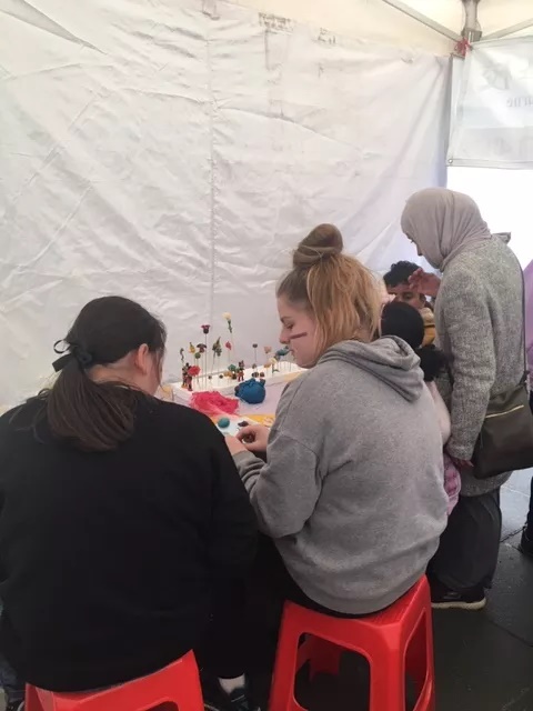 孩子 們專心於自己的捏麵人創作上