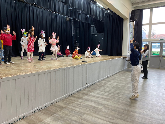 P1&P2班學生打扮成小白兔，說說唱唱跳跳，表演二首念謠與一首兒童歌曲。