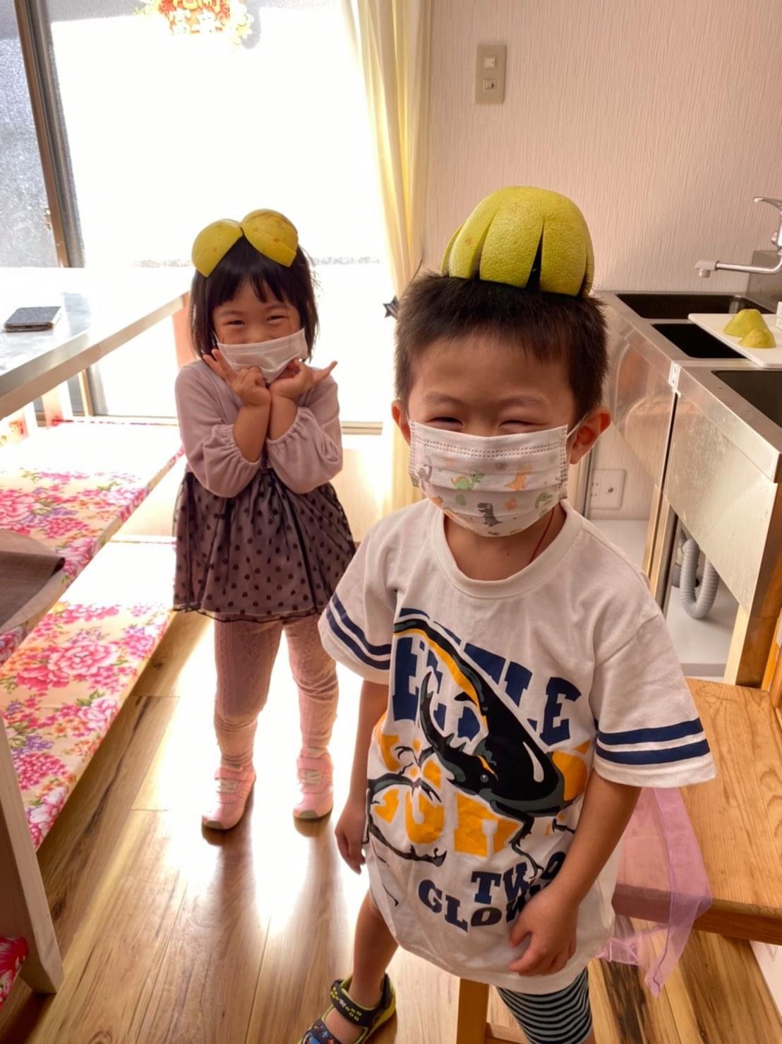 幼兒班學生體驗戴文旦帽