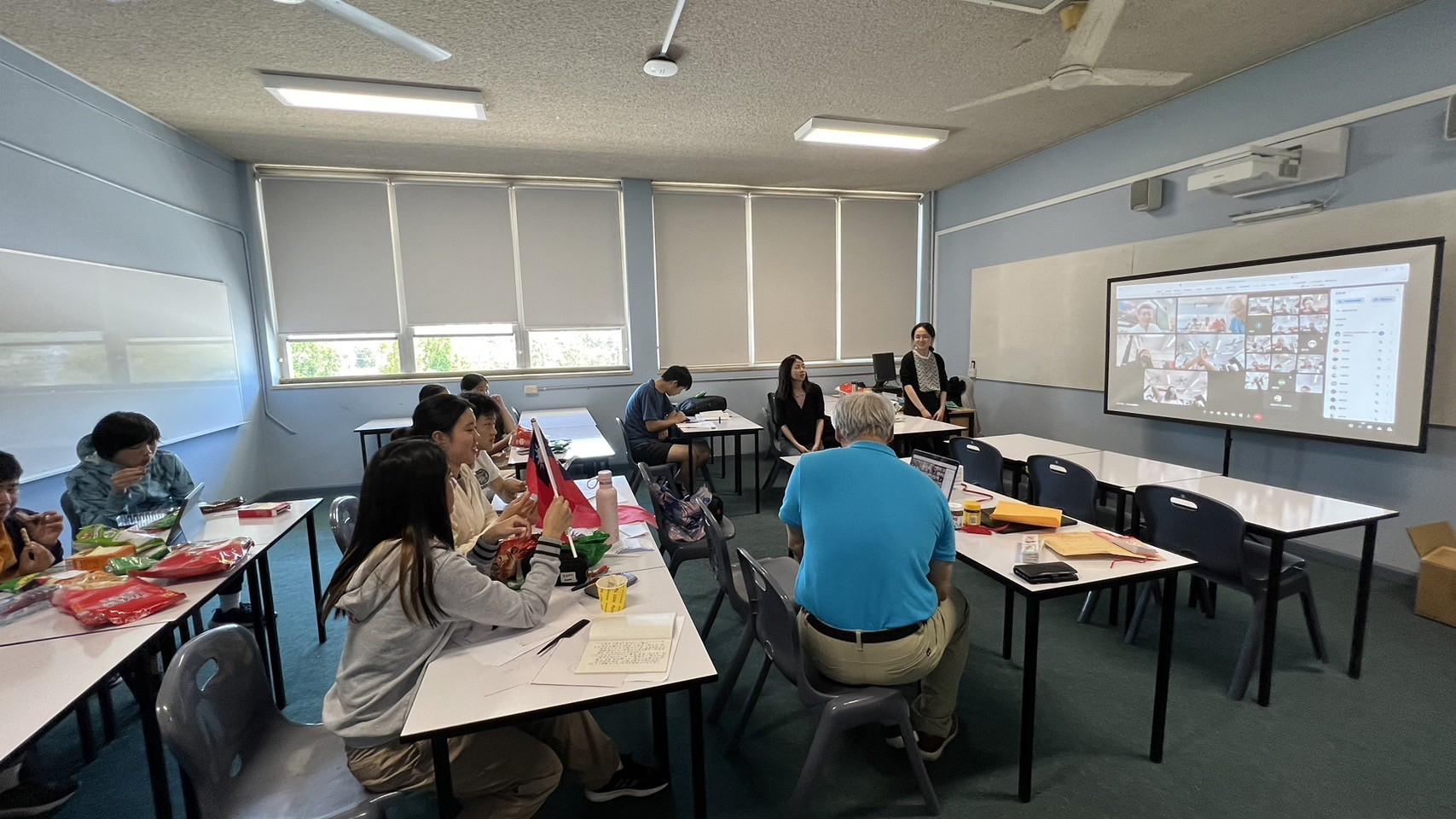 澳洲學生聆聽臺灣學生分享零食