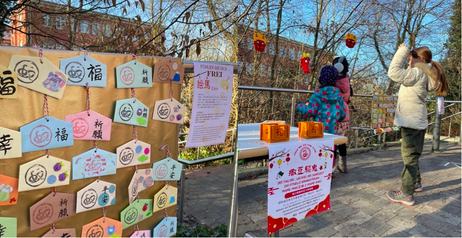 師生歡度春節,日本節分活動－撒豆驅鬼，學生體驗多元亞洲文化。