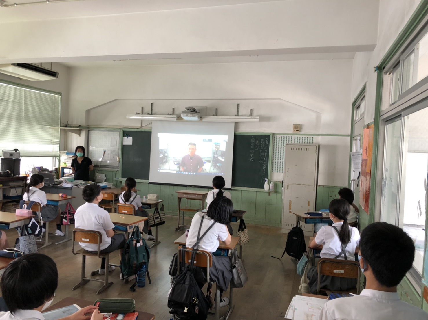 同學們在教室聆聽