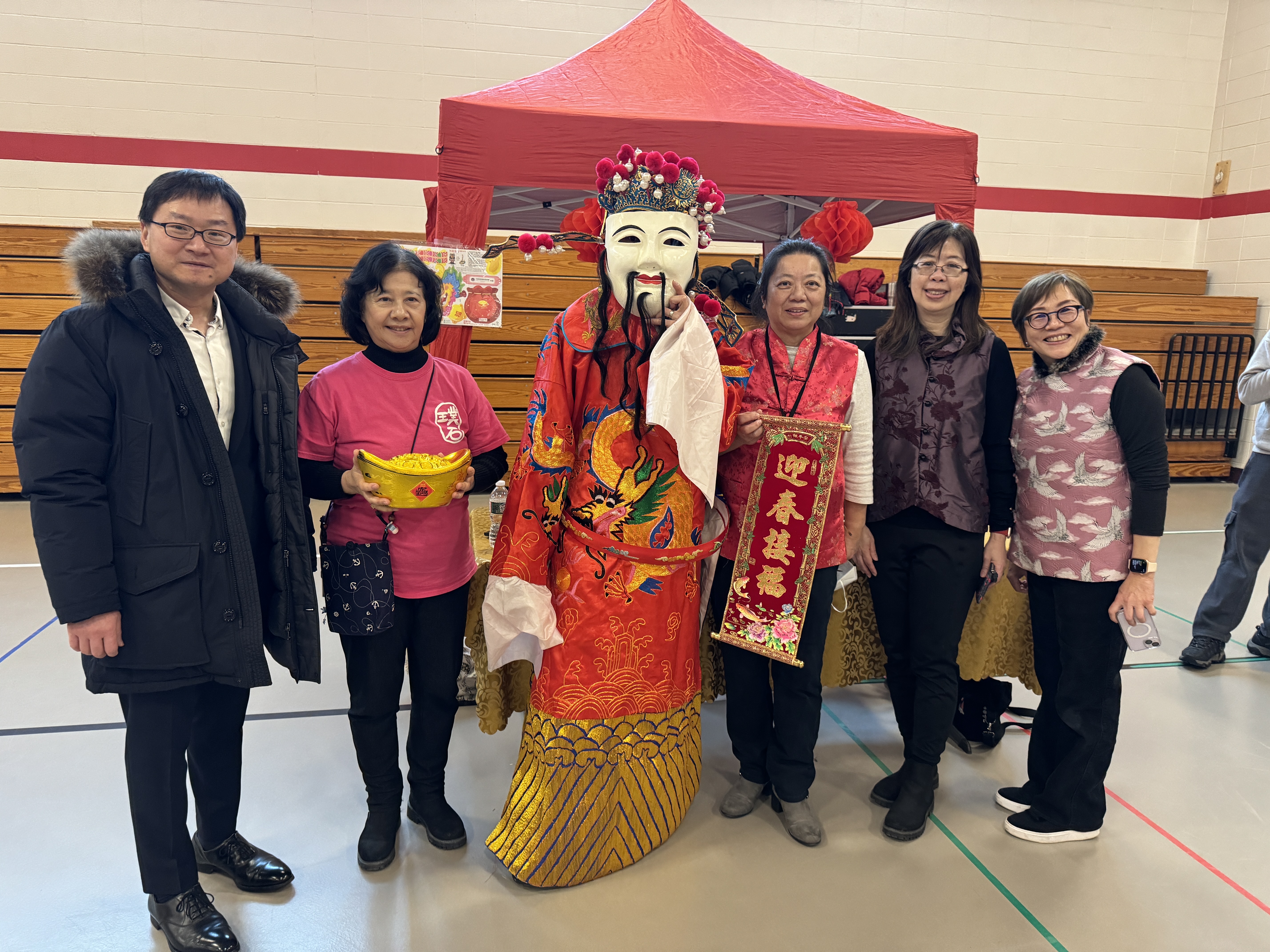 波士頓僑教中心主任潘昭榮參加年貨大街活動，和與會的工作人員合照。