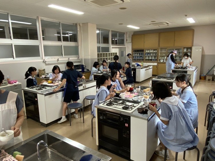 大家品嚐料多味美的豆花