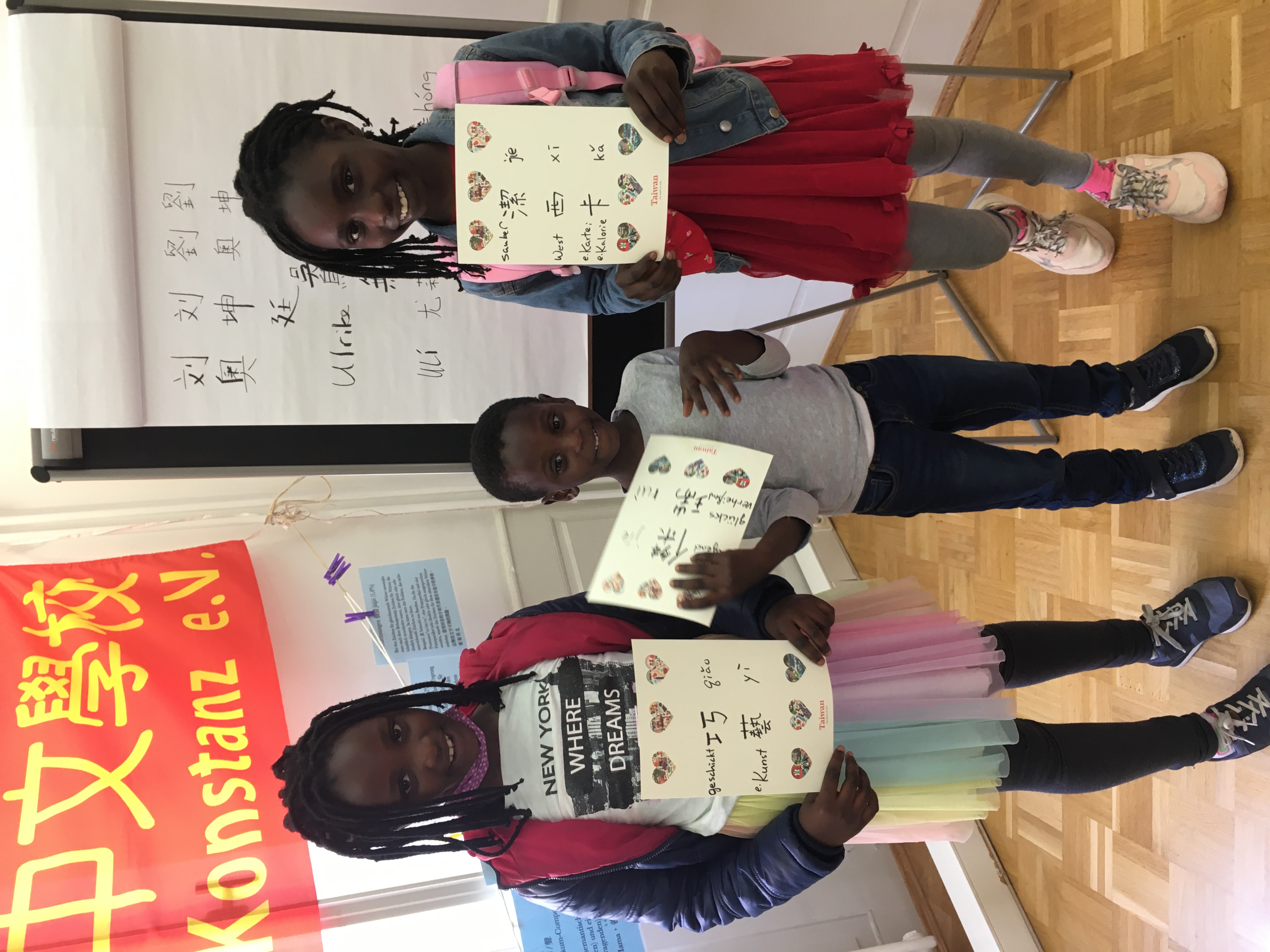 與康斯坦茨市立圖書館合辦”牙牙學語“活動，將參訪者的德文名字翻譯成中文，並寫在觀光局贈送的信箋上作為贈品