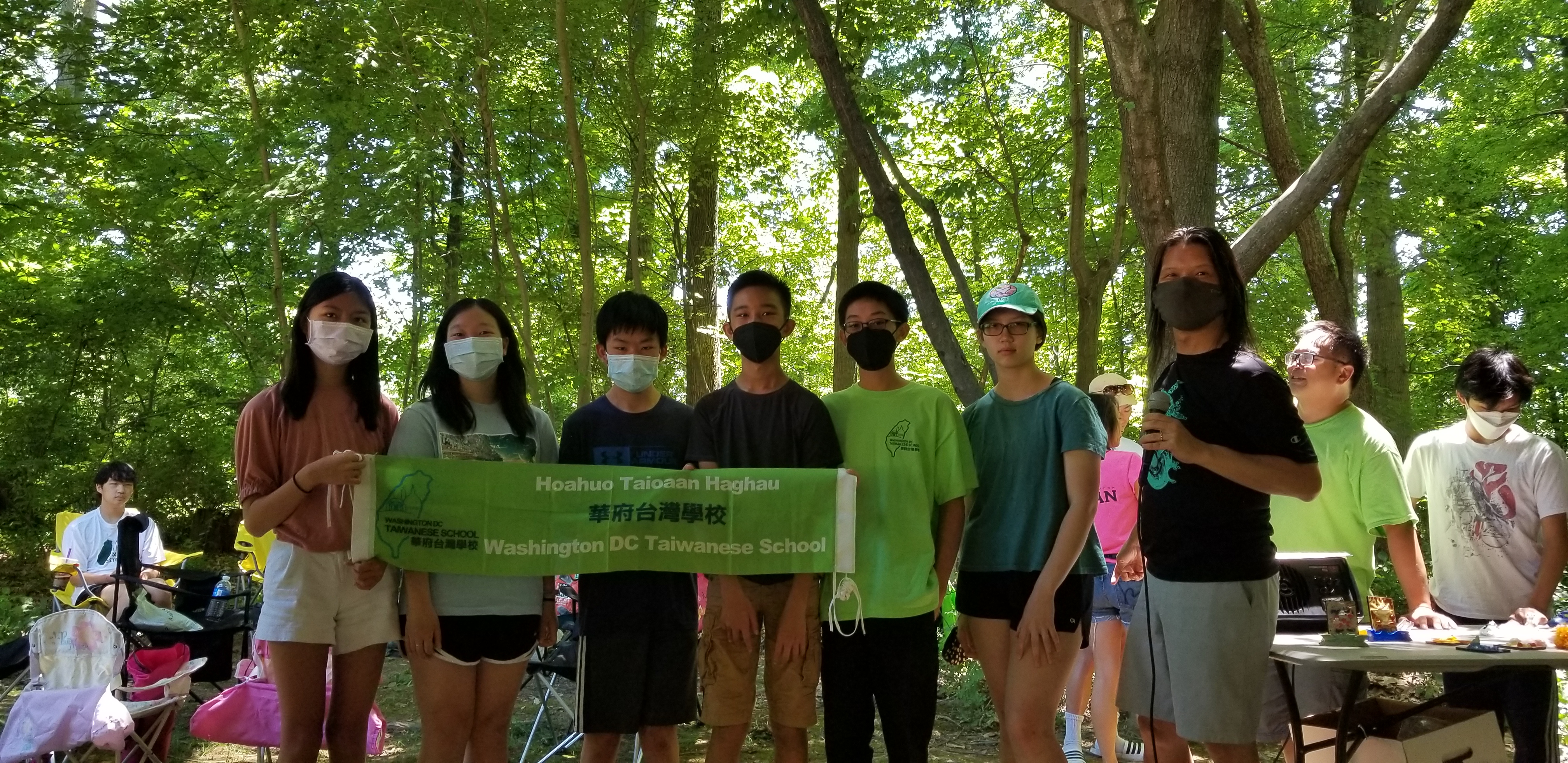 初中班老師和學生上臺頒獎