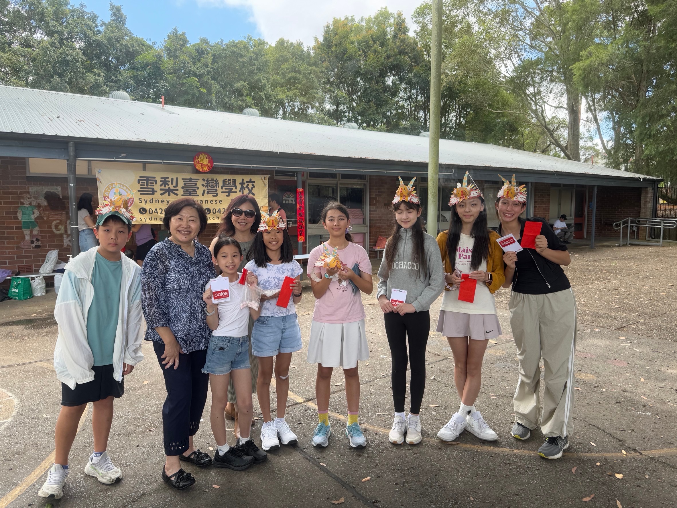 比賽折蛇燈籠活動，讓高年級及成人班的同學各個興奮參與，拿到禮品卡的同學與陳啓鈺老師及劉碧珍校長共同合影