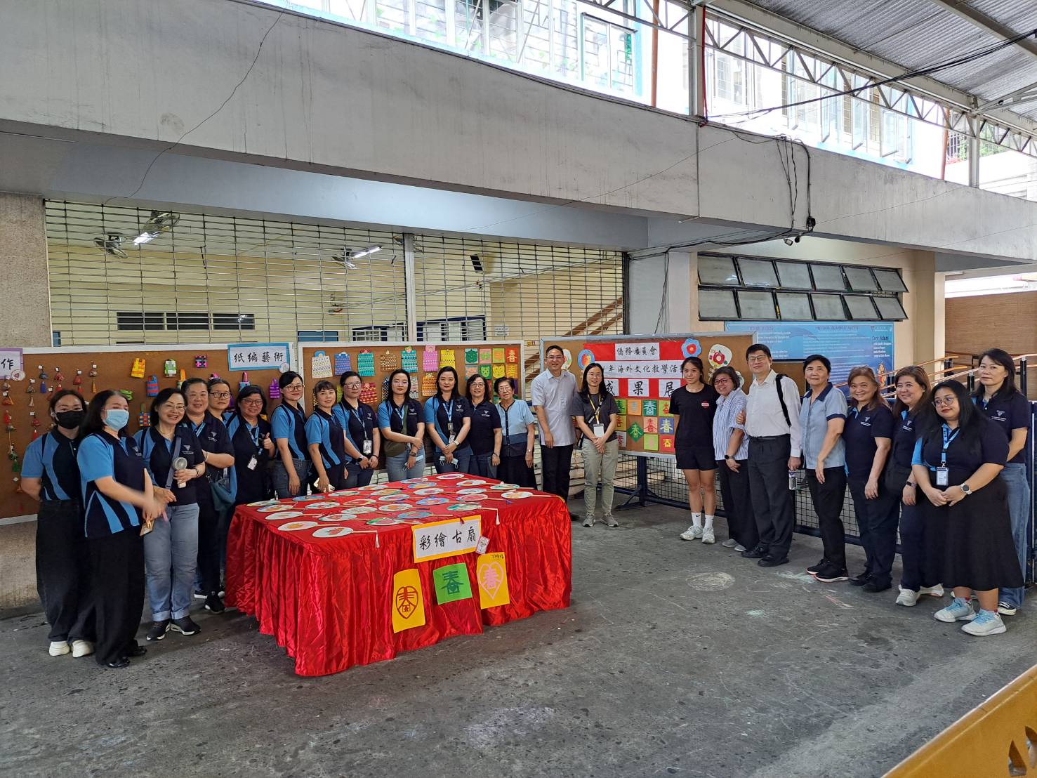 兩位臺灣文化講座教師與嘉南中學師生合影，留下珍貴交流時刻。