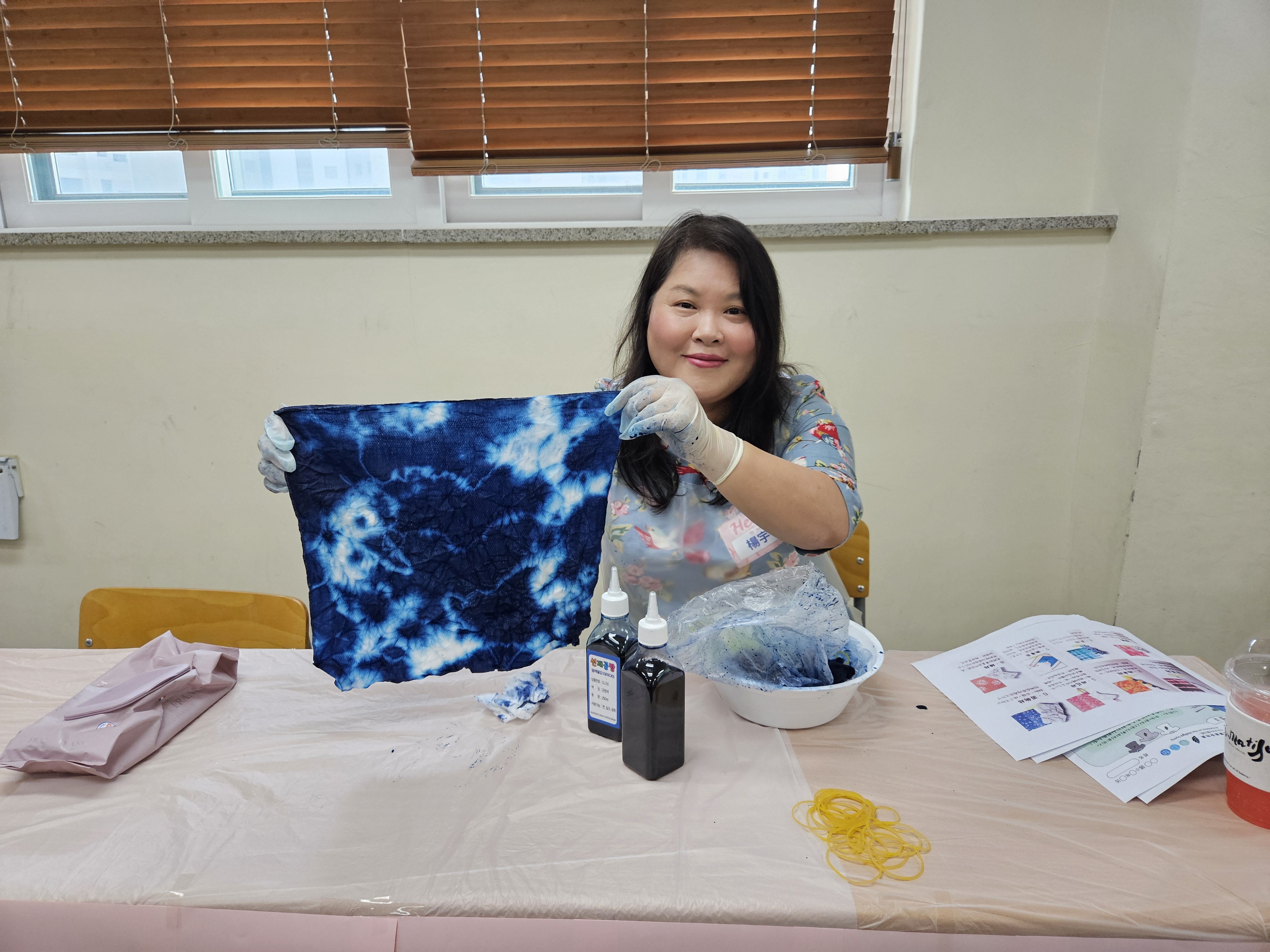 親手染出獨一無二的藍白花朵，超開心。
