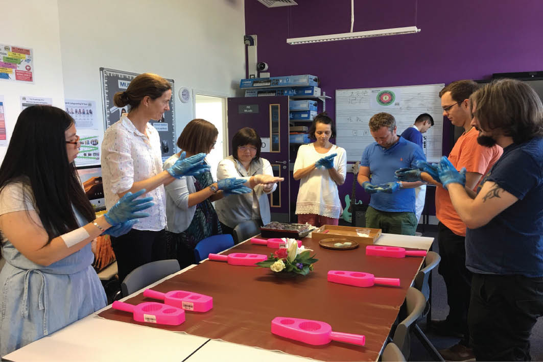 成人班學習中秋月餅的製作