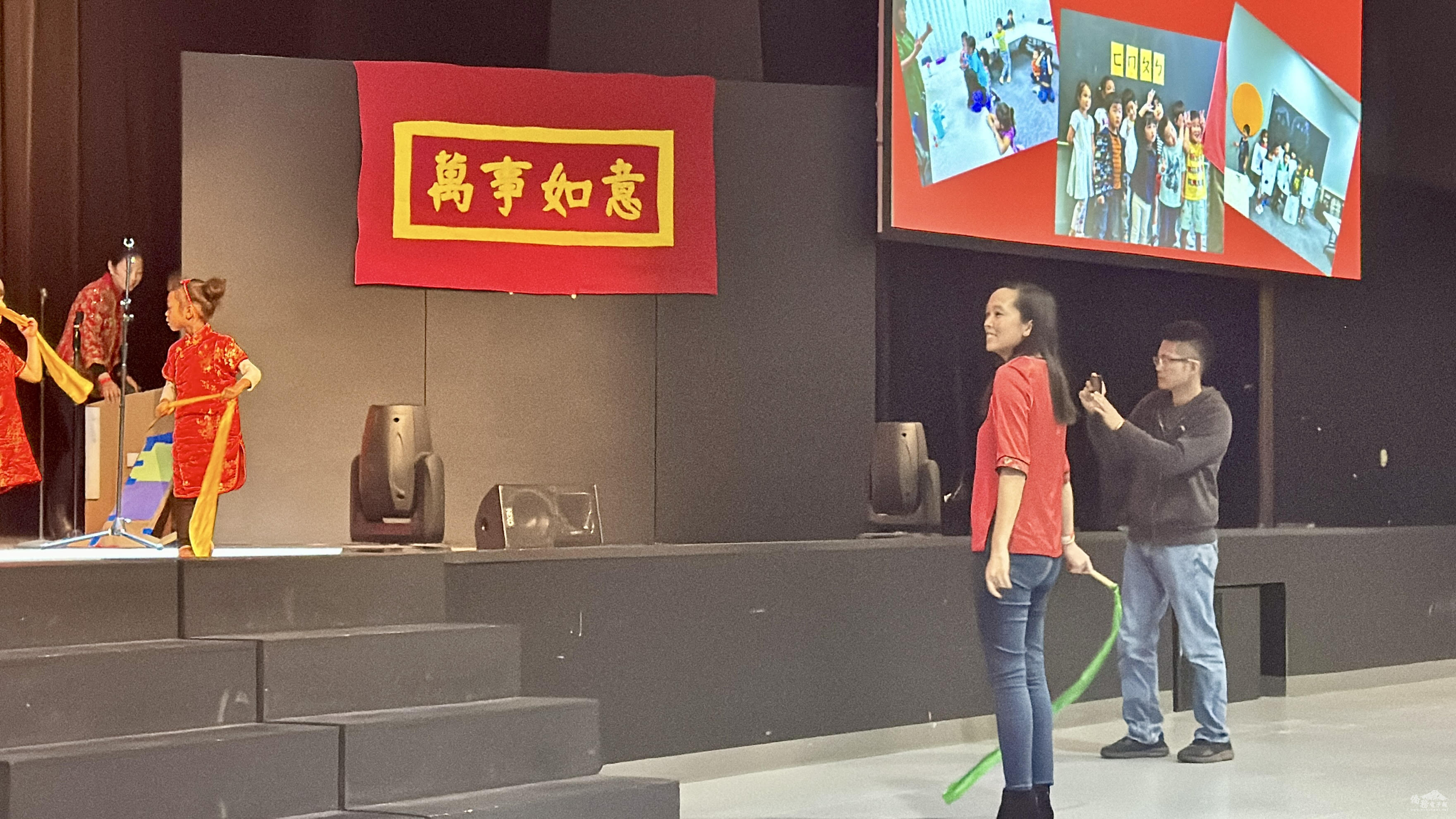 密西根州參議員張理(Stephanie Chang)，帶女兒參加彩帶舞表演，並在前方帶動示範