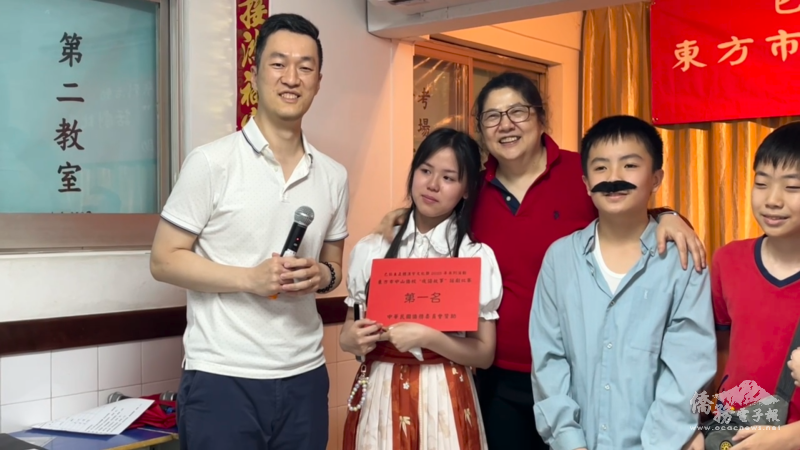 第六組同學得知獲得第一名後喜極而泣