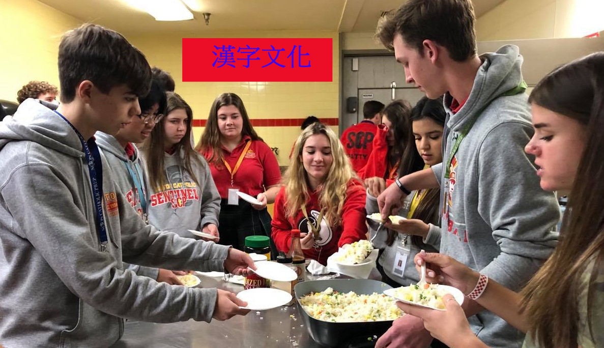 學生學習臺灣美食烹飪炒飯