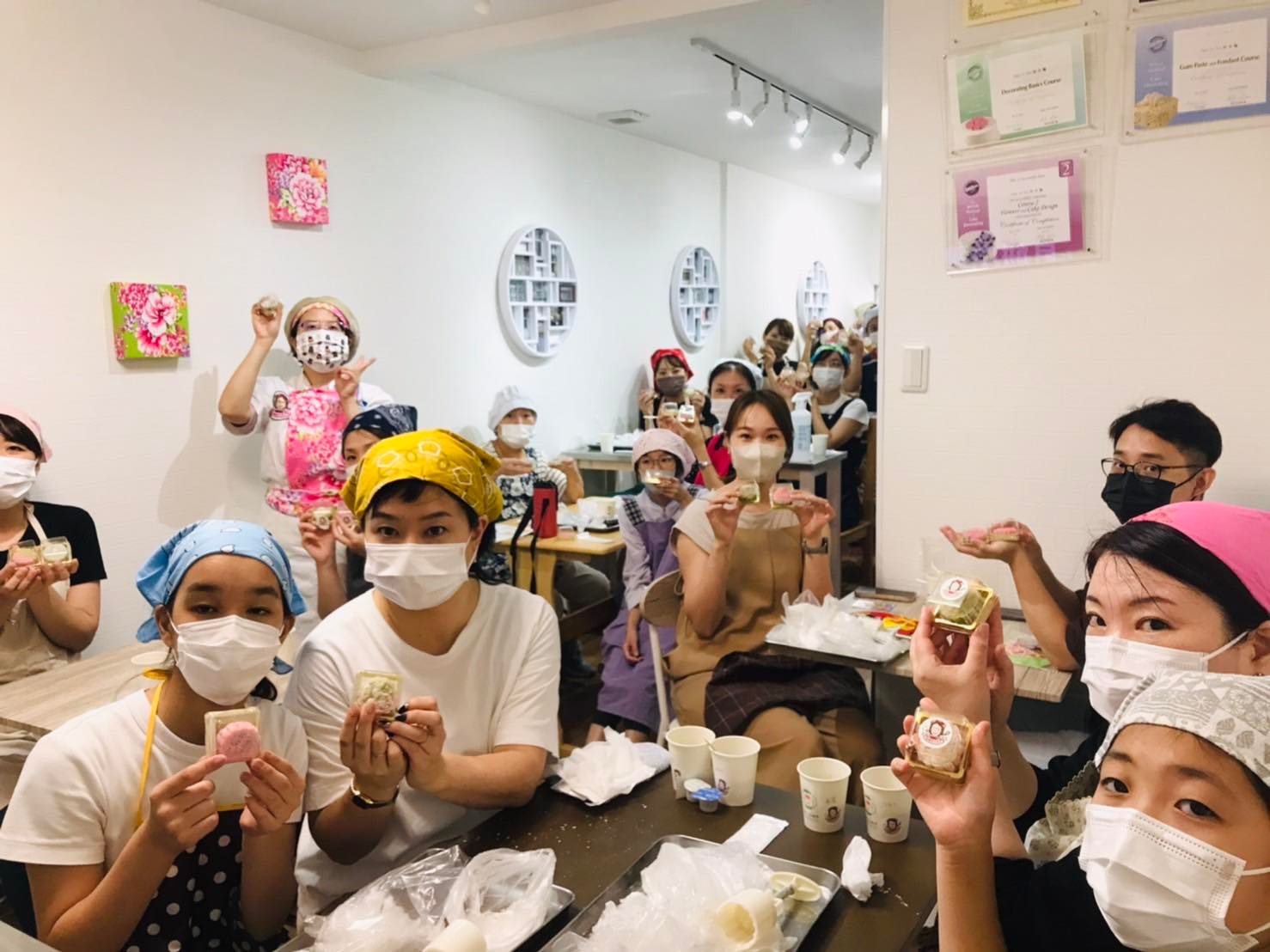 參加者秀出自己動手做的冰皮月餅