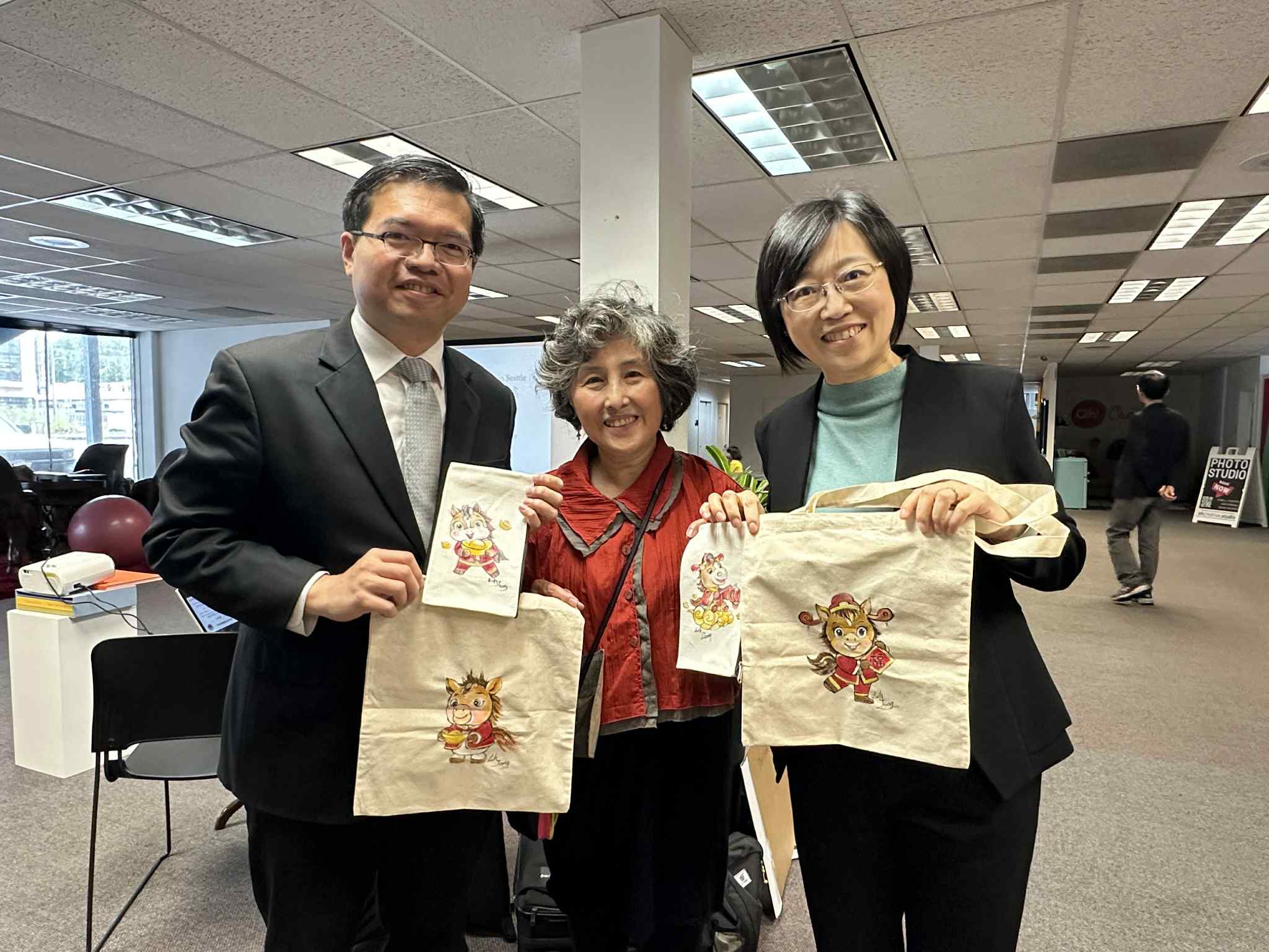 陸璋老師特別致贈手繪「一馬當先」帆布袋