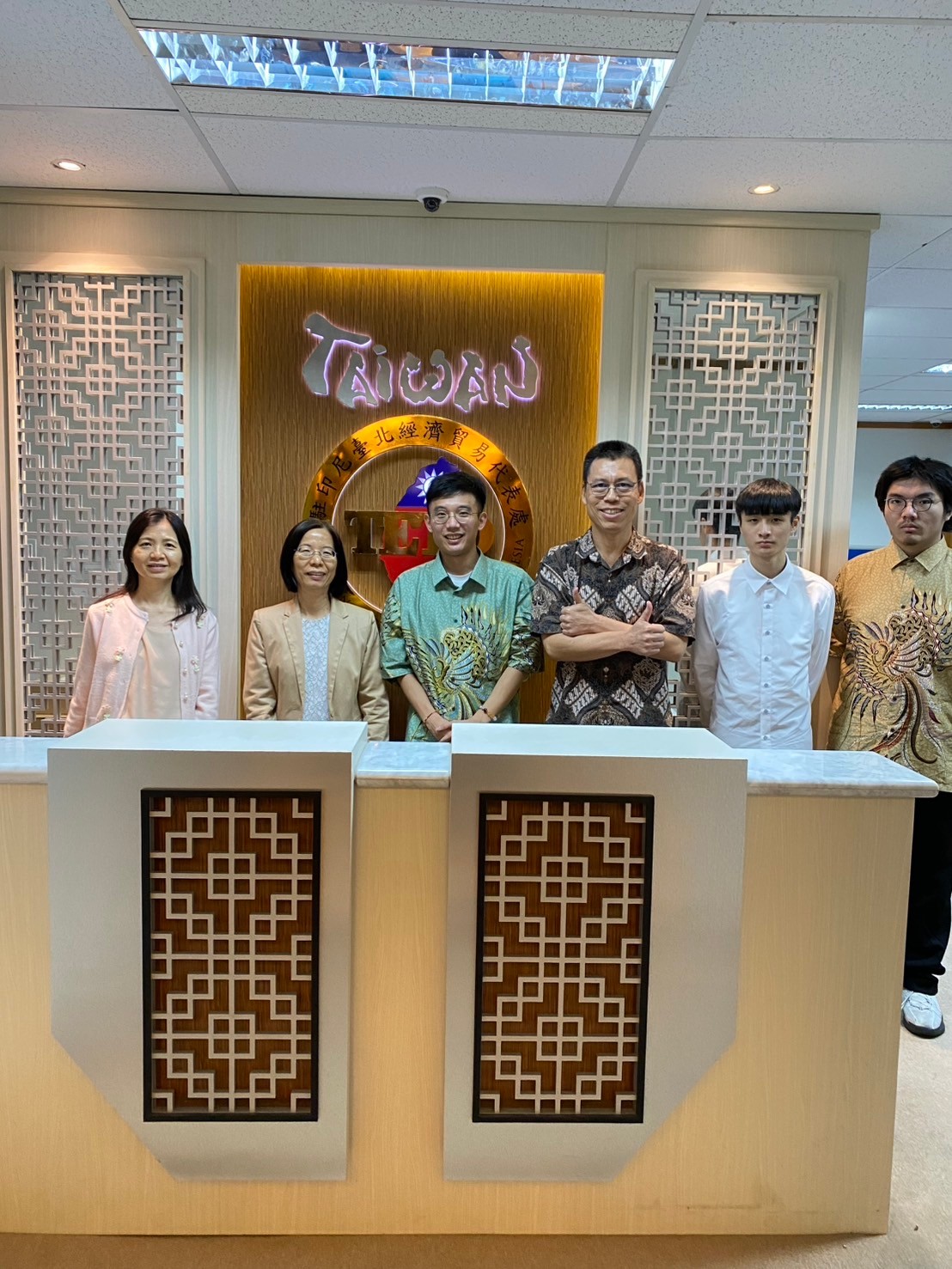 亞東團拜訪TETO教育組