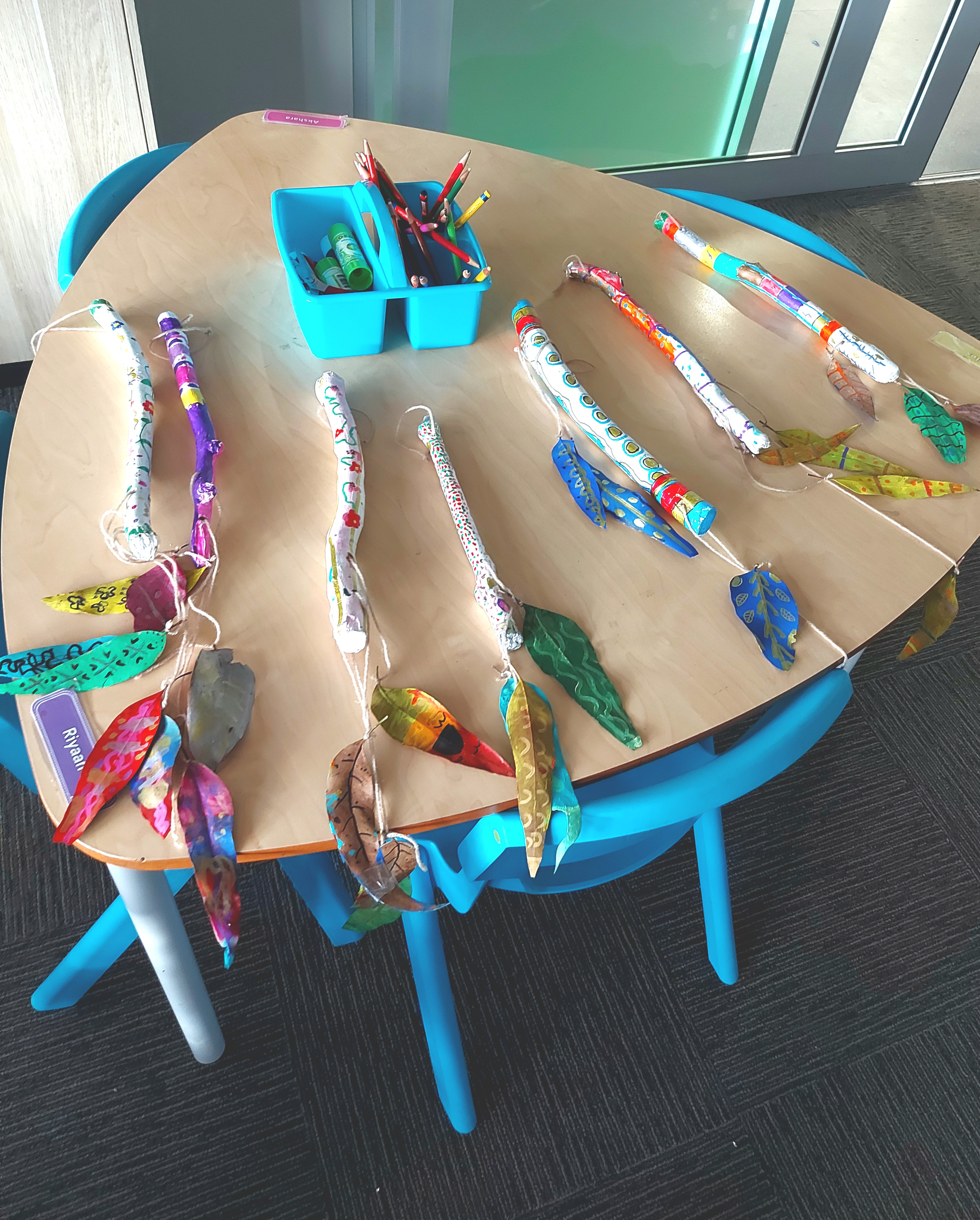 將校園中收集的樹枝與樹葉轉化為畫布，學生結合節氣概念進行色彩渲染，創作出獨一無二的自然掛飾。