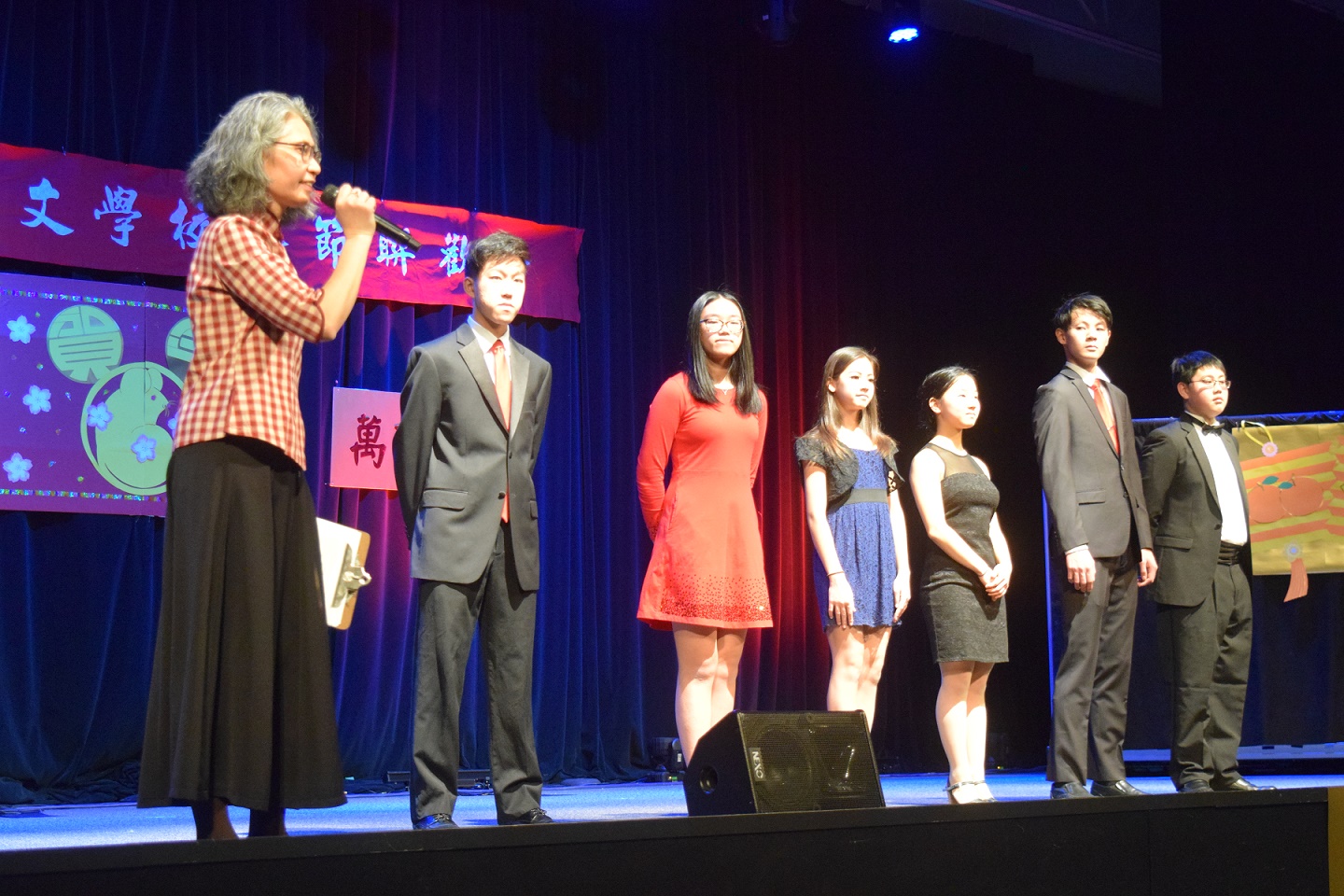 高年級學生擔任晚會主持  表現亮眼