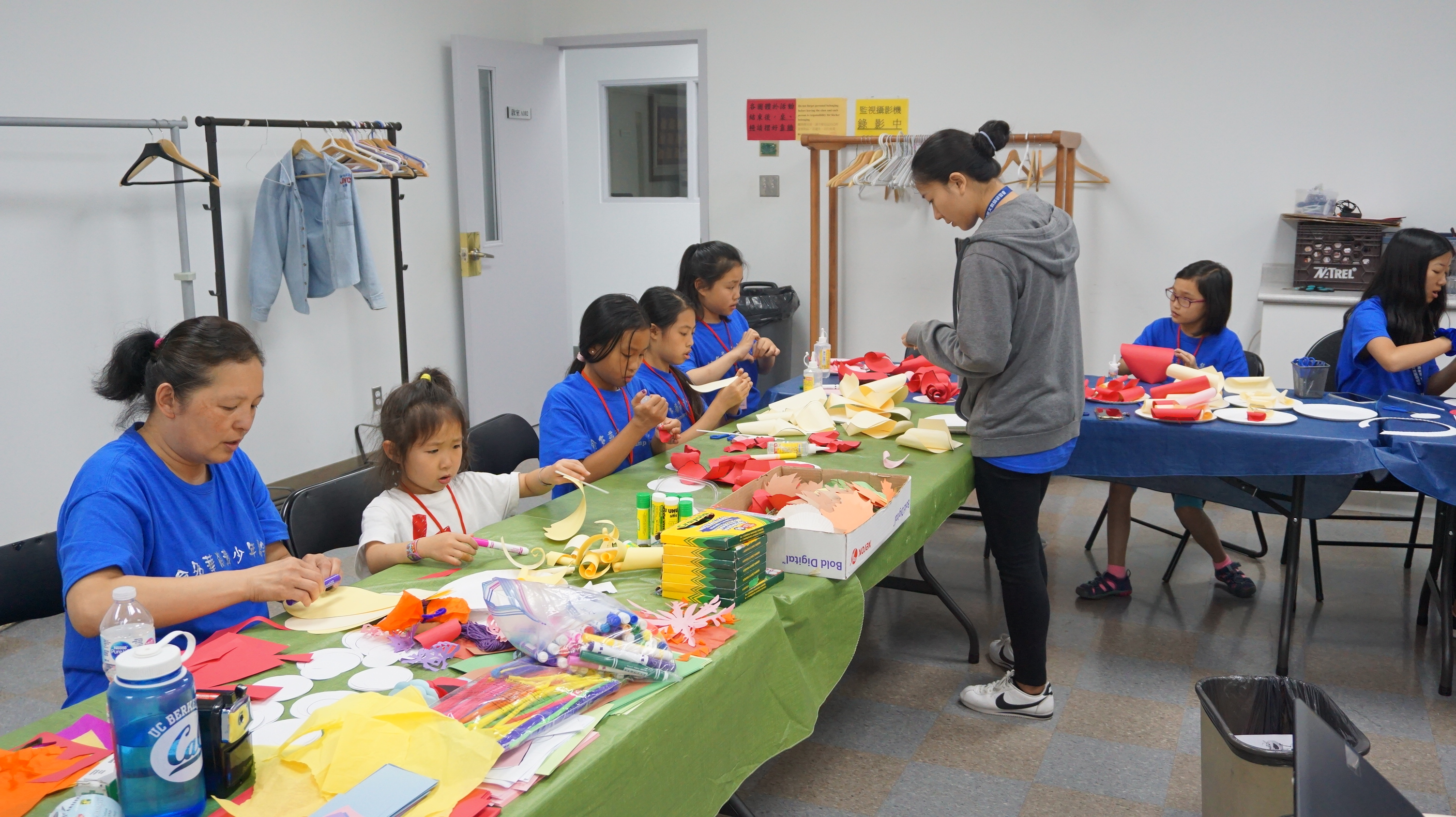 美工剪紙裝飾及布置藝術課程，學員課堂上認真學習一隅。