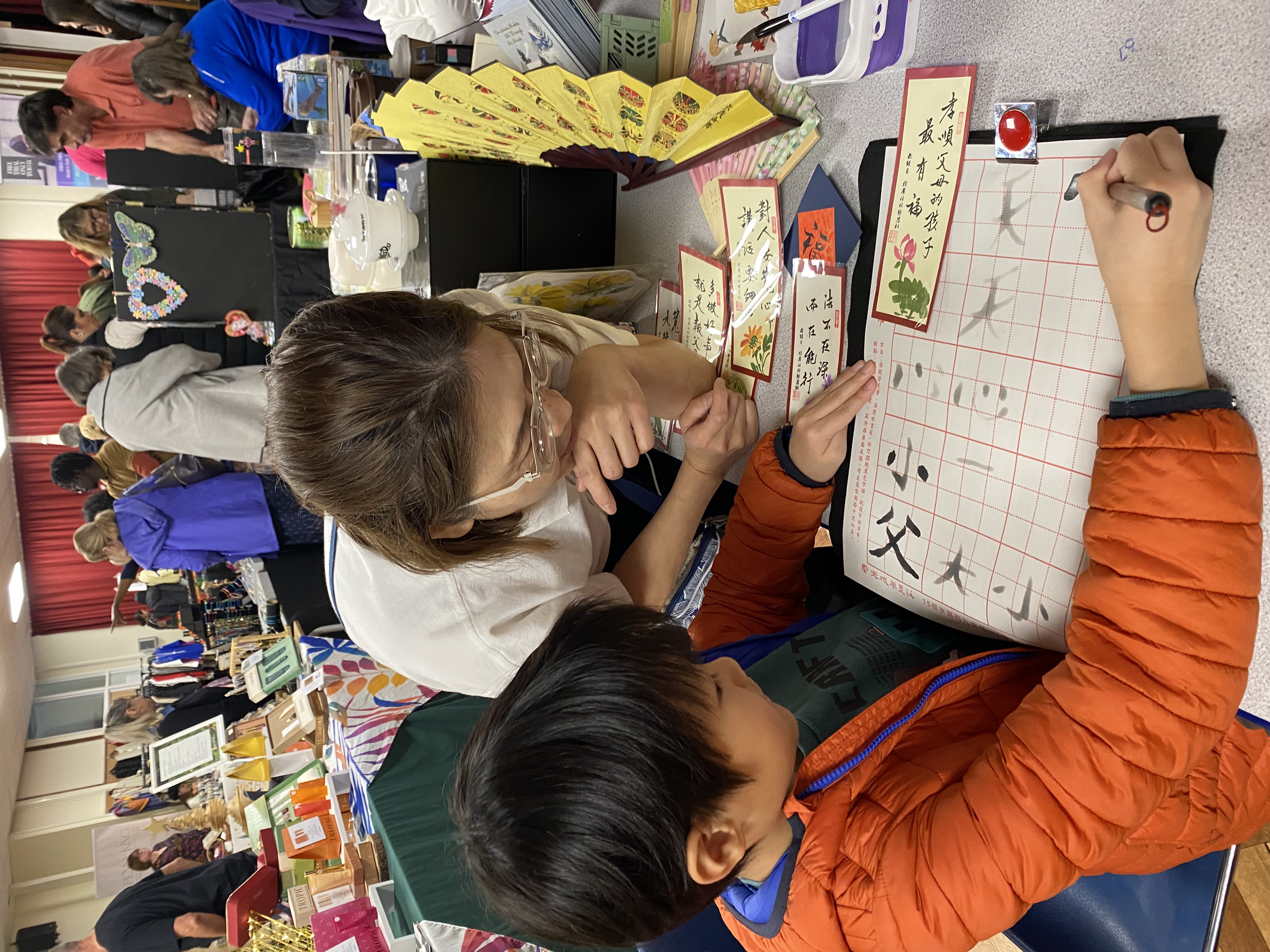 學生與家長都對漢字毛筆書寫感到新奇有趣