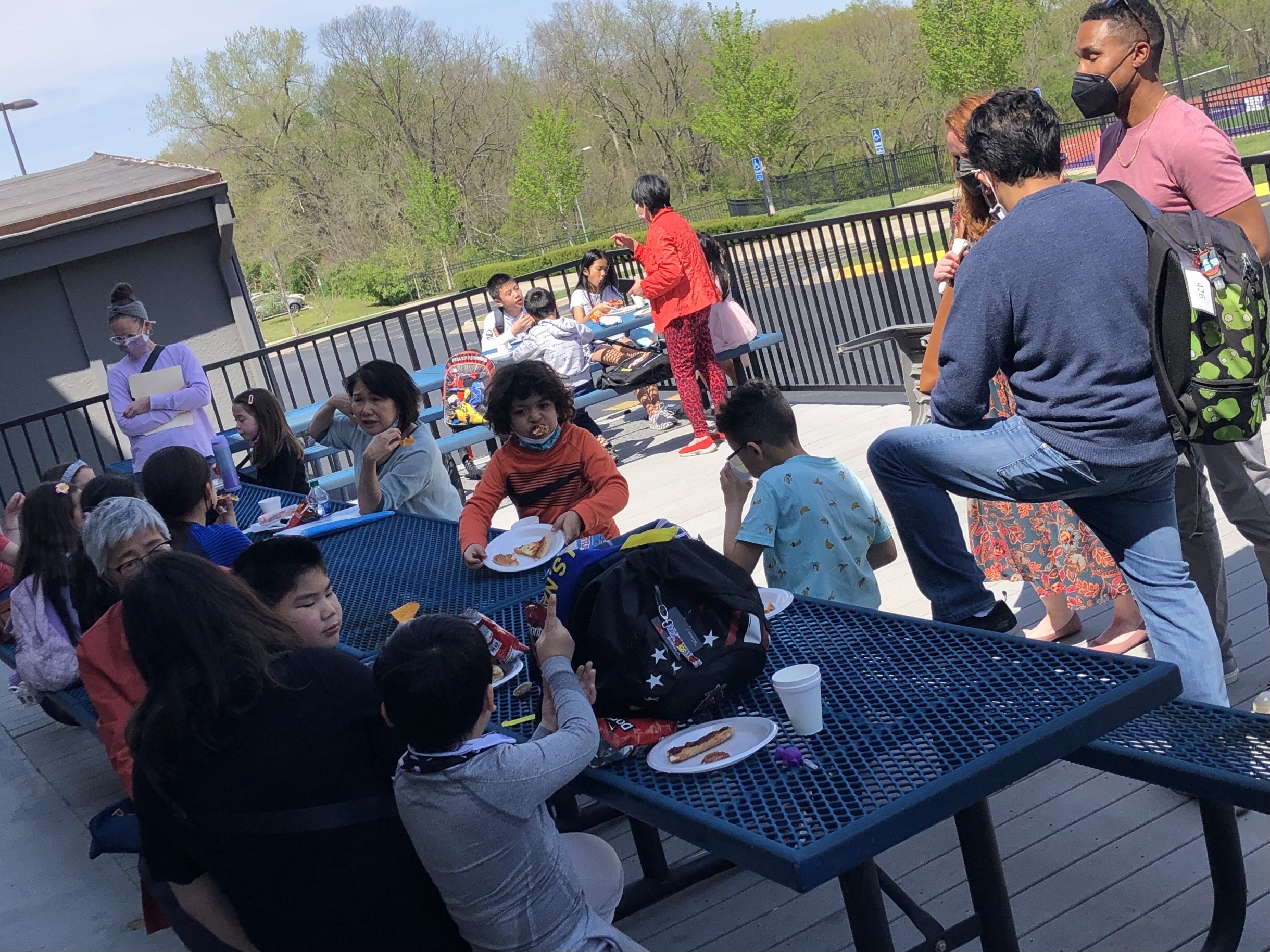 畢業完畢後聚餐。