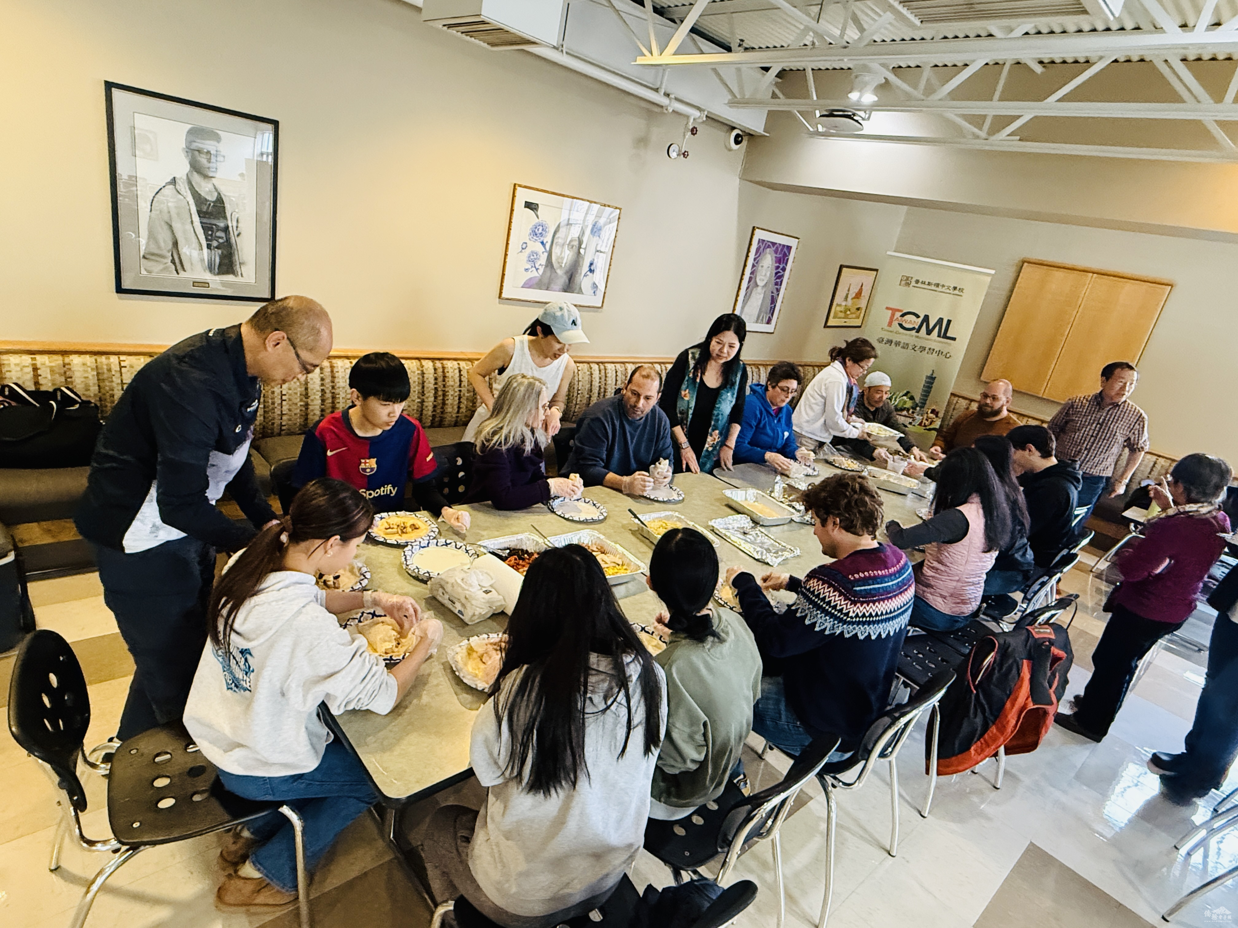 在教務主任劉依婷的引導下，學生們親自動手製作臺灣傳統潤餅