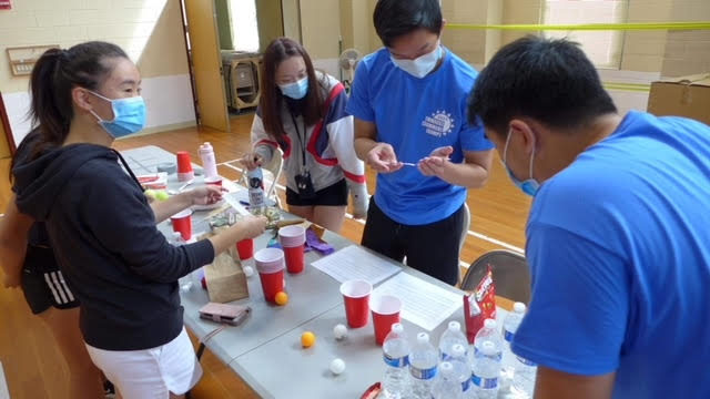 Campers使出渾身解數用力的玩。